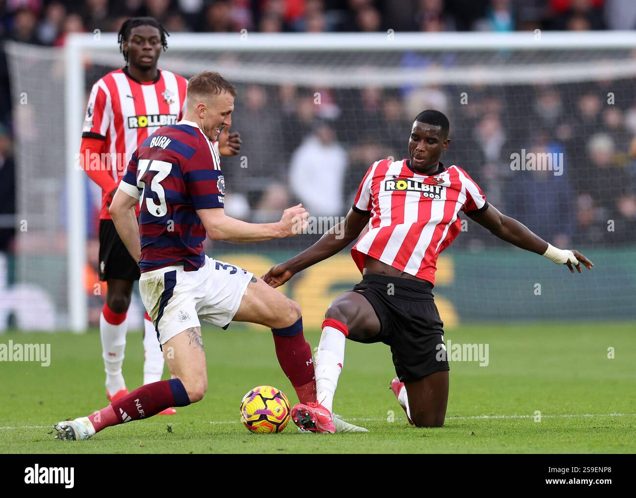 Southampton, England, 25. Januar 2025. Paul Onuachu aus Southampton und Dan Burn aus Newcastle während des Premier League-Spiels im St Mary's Stadium in Southampton. Der Bildnachweis sollte lauten: David Klein / Sportimage Stockfoto