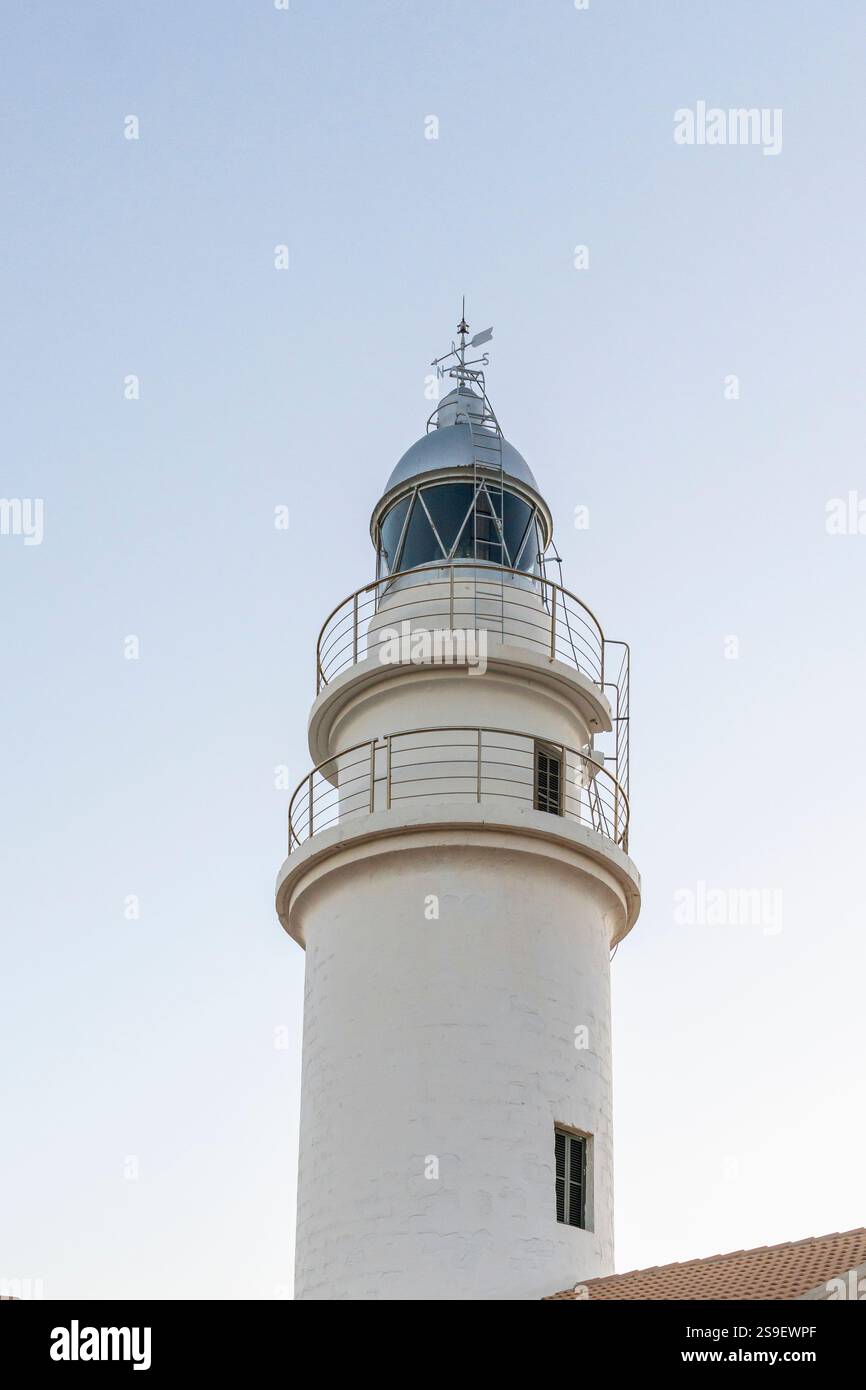 Leuchtturm der mallorquinischen Stadt Cala Rajada, an der felsigen Küste der Insel Mallorca, bei Sonnenaufgang. Balearen, Spanien Stockfoto