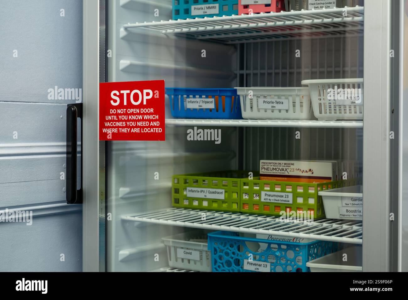 Impfkühlschrank in der Praxis, bestückt mit Australian National Immunization Program Vaccines, Australia Health Care Stockfoto