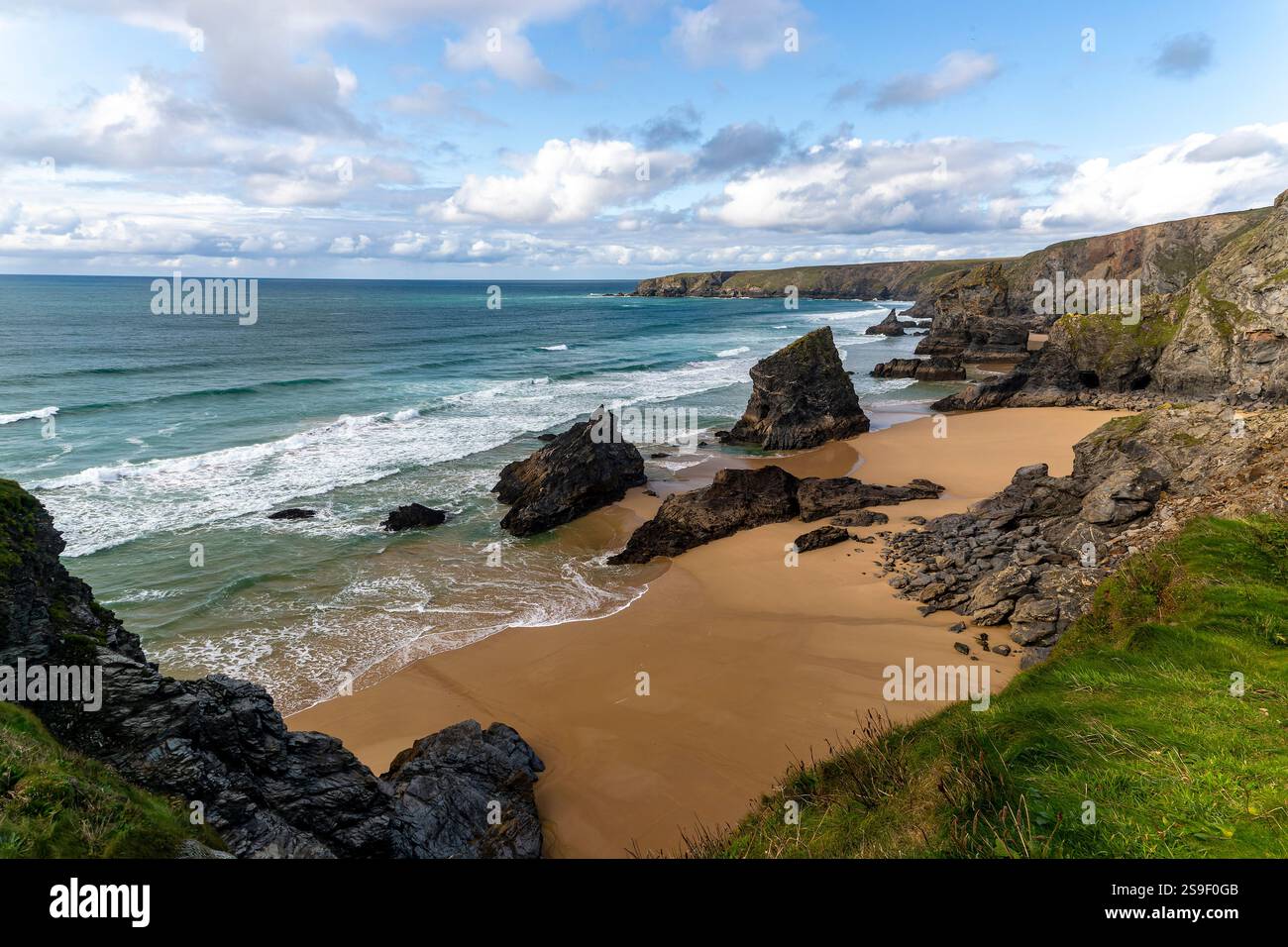 Küstenbild mit Blick nach Norden entlang des Strandes bei Bedruthan Steps nach Redcove Island, Samaritan Island und Park Head bei Niedrigwasser Nr. 2. Stockfoto Küstenbild mit Blick nach Norden entlang des Strandes bei Bedruthan Steps nach Redcove Island, Samaritan Island und Park Head bei Niedrigwasser Nr. 2. Stockfoto