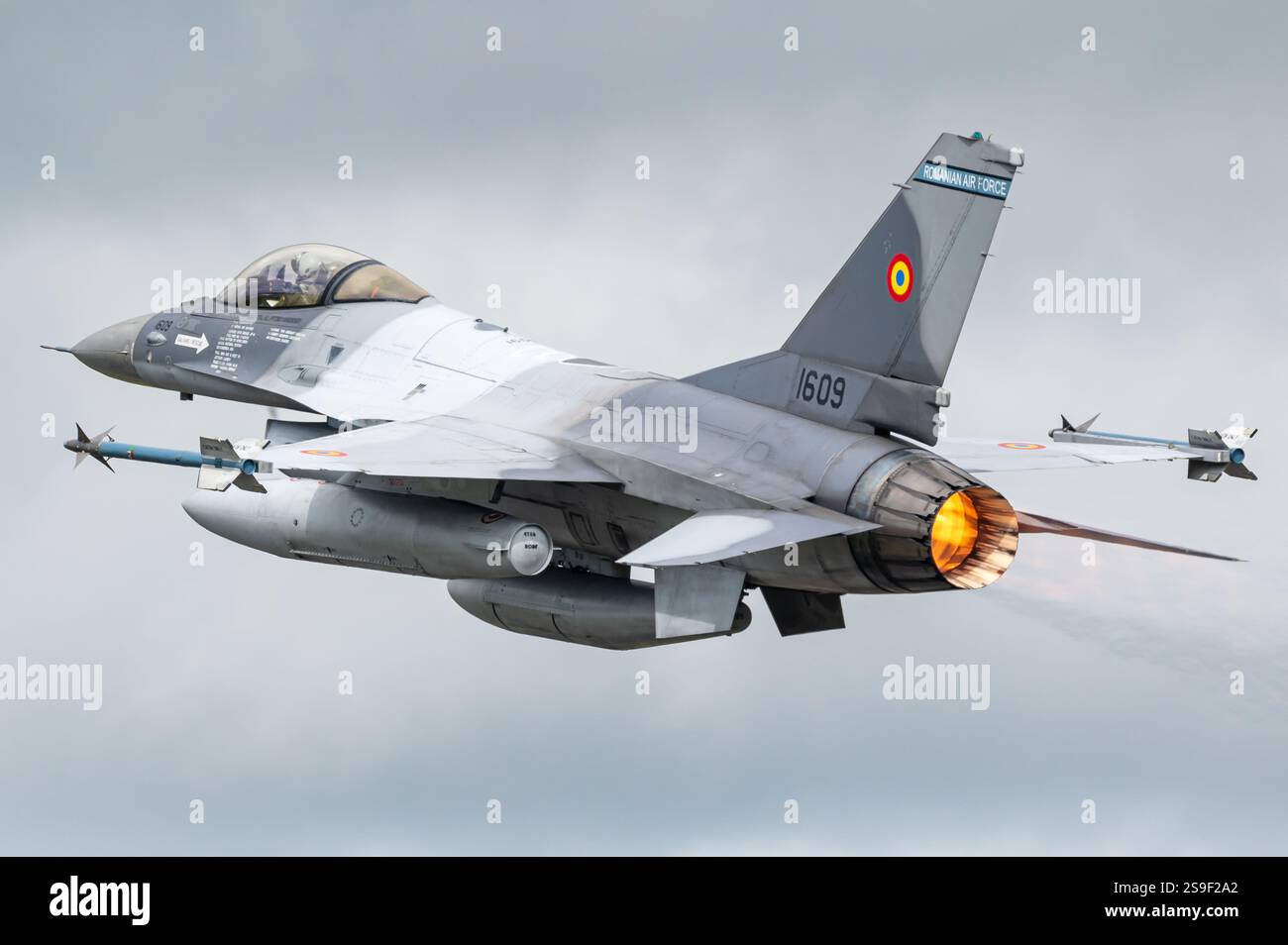 Ein General Dynamics F-16 kämpfender Falcon Überschallflugzeug der rumänischen Luftwaffe. Stockfoto