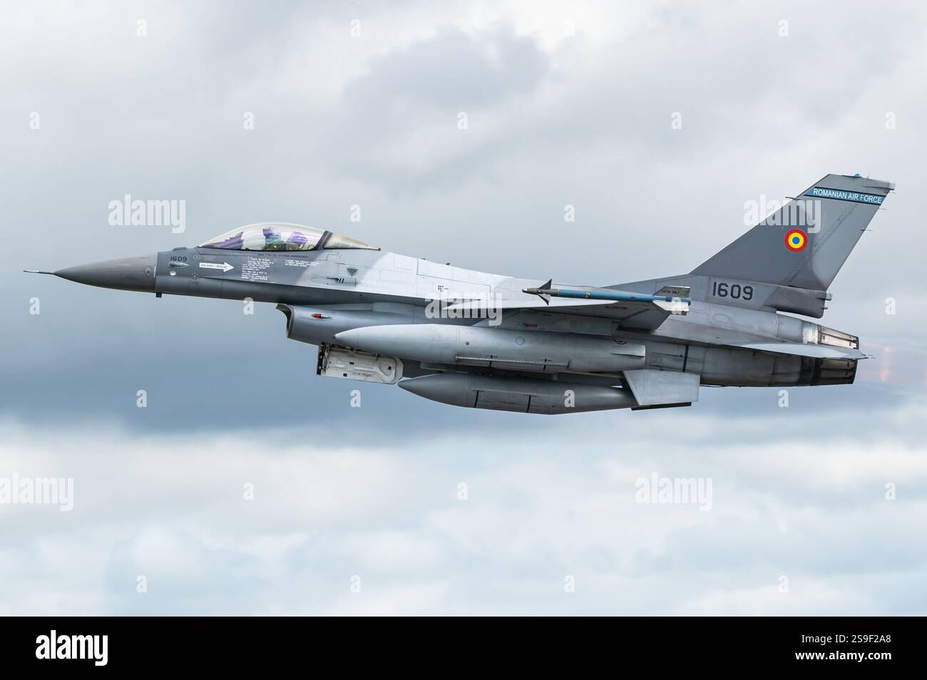 Ein General Dynamics F-16 kämpfender Falcon Überschallflugzeug der rumänischen Luftwaffe. Stockfoto
