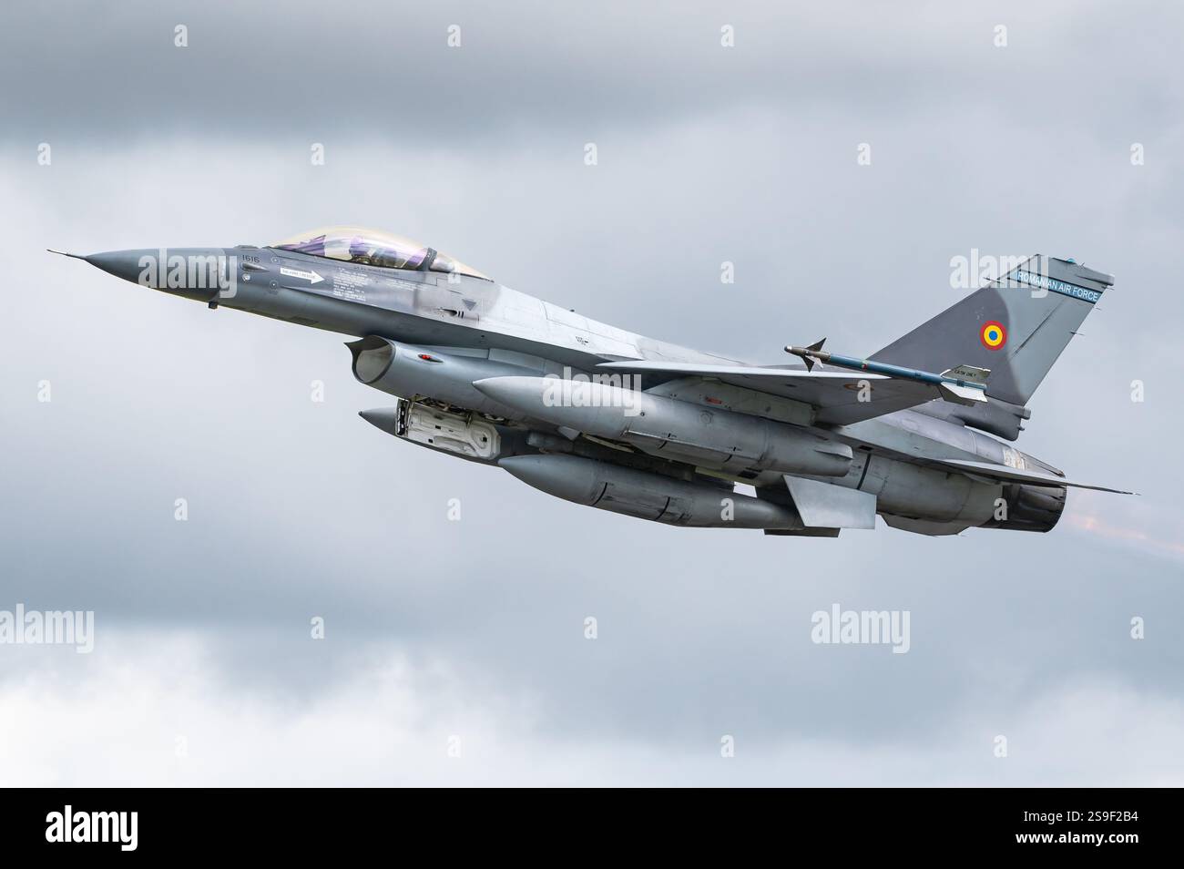 Ein General Dynamics F-16 kämpfender Falcon Überschallflugzeug der rumänischen Luftwaffe. Stockfoto