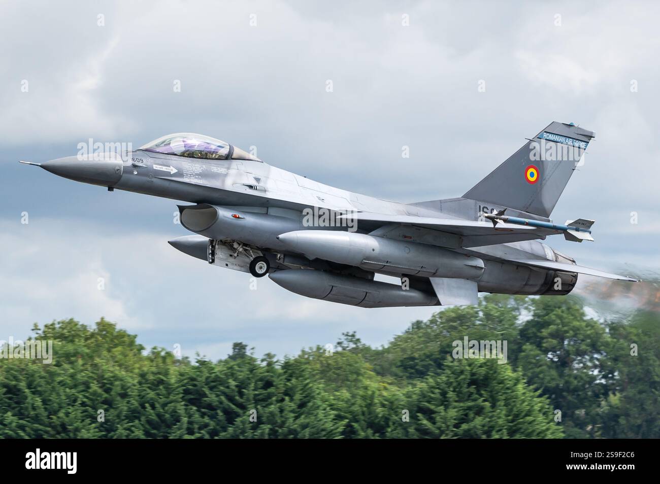 Ein General Dynamics F-16 kämpfender Falcon Überschallflugzeug der rumänischen Luftwaffe. Stockfoto