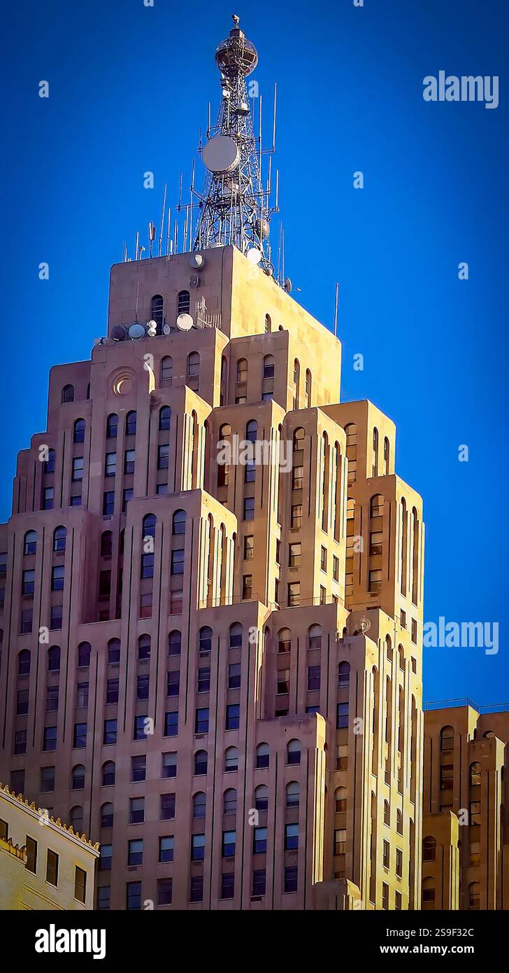 Ein architektonischer Art-Deco-Wolkenkratzer mit komplizierten Fassaden und einem eigenständigen, montierten Funkübertragungsturm, der bei Tageslicht erfasst wird und aga festgehalten wird Stockfoto