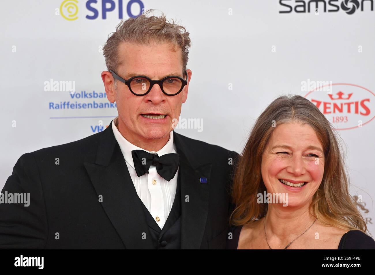 Goetz Otto und Sabine Otto, 49.Deutscher Filmball, Roter Teppich, am 25.01.2024 im H o t e l B A y e r i s c h e r H o f, M u e n c h e n. *** Goetz Otto und Sabine Otto, 49 Deutscher Filmball, Roter Teppich, am 25 01 2024 in H o t e l B a y e r i s c h e r H o f, m u e n c h e n Stockfoto