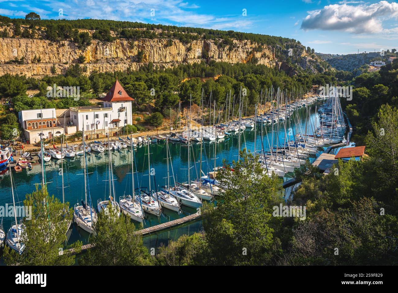 Malerische Bucht mit anliegenden Segelbooten in Reihe, Calanques de Port Miou, Calanques Nationalpark in der Nähe von Cassis, Provence, Frankreich, Europa Stockfoto