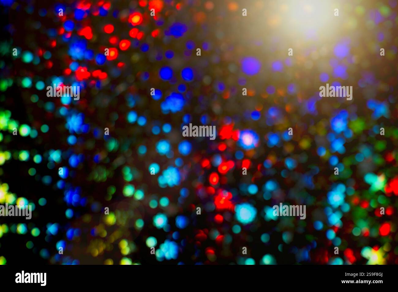 Vibrierende Licht-Symphonie mit Sonnenlicht, dunklem Hintergrund, LED-Lichtern in Bokeh. Stockfoto