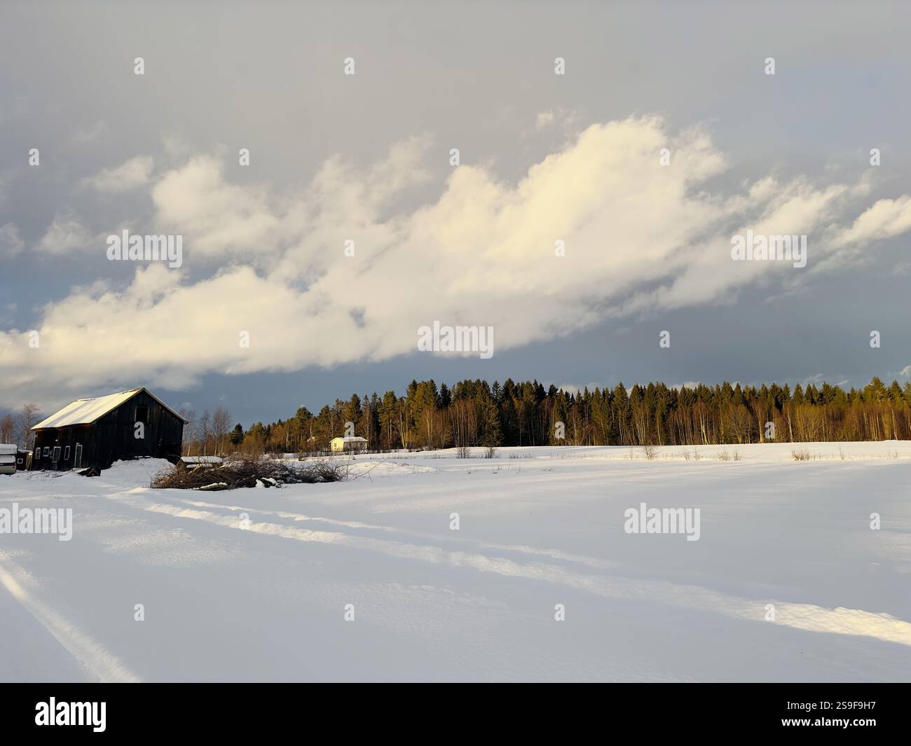 Winterlandschaft in Nordschweden mit einem kleinen Dorf - Smartphone-aufgenommenes Stockfoto