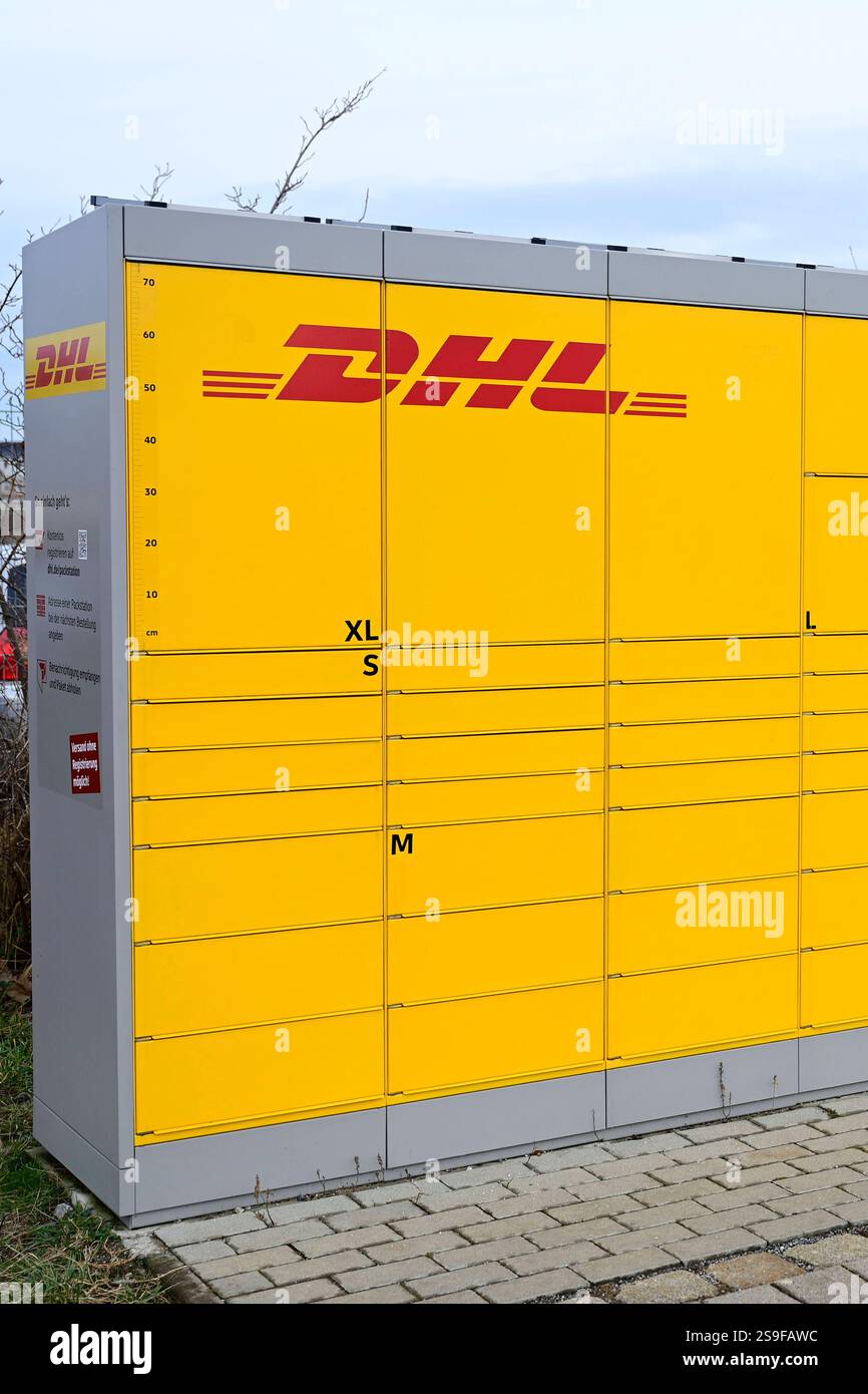 An ca. 15000 Standorte befinden sich DHL Packstationen. Mit der Packstation können Pakete unabhängig von Öffnungszeiten empfangen und verschickt werden. DHL hat angekündigt, die Anzahl seiner Abhol- und Abgabe-Stationen bis 2030 von derzeit 15,000 auf 30,000 zu verdoppeln. Symbolfoto, Themenfoto Radeberg, 25.01.2025 *** DHL Packstationen sind an rund 15.000 Standorten zu finden Packstationen können unabhängig von den Öffnungszeiten für den Empfang und Versand von Paketen genutzt werden DHL hat angekündigt, die Anzahl der Abhol- und Abgabestationen von derzeit 15.000 auf 30.000 bis 2030 Symbol Phot zu verdoppeln Stockfoto