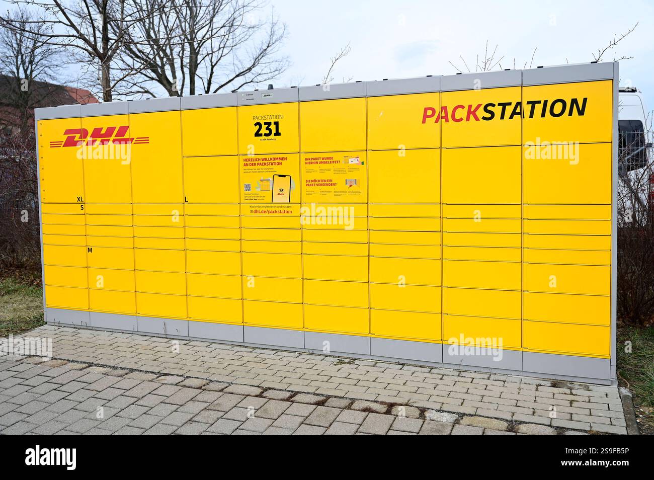 An ca. 15000 Standorte befinden sich DHL Packstationen. Mit der Packstation können Pakete unabhängig von Öffnungszeiten empfangen und verschickt werden. DHL hat angekündigt, die Anzahl seiner Abhol- und Abgabe-Stationen bis 2030 von derzeit 15,000 auf 30,000 zu verdoppeln. Symbolfoto, Themenfoto Radeberg, 25.01.2025 *** DHL Packstationen sind an rund 15.000 Standorten zu finden Packstationen können unabhängig von den Öffnungszeiten für den Empfang und Versand von Paketen genutzt werden DHL hat angekündigt, die Anzahl der Abhol- und Abgabestationen von derzeit 15.000 auf 30.000 bis 2030 Symbol Phot zu verdoppeln Stockfoto