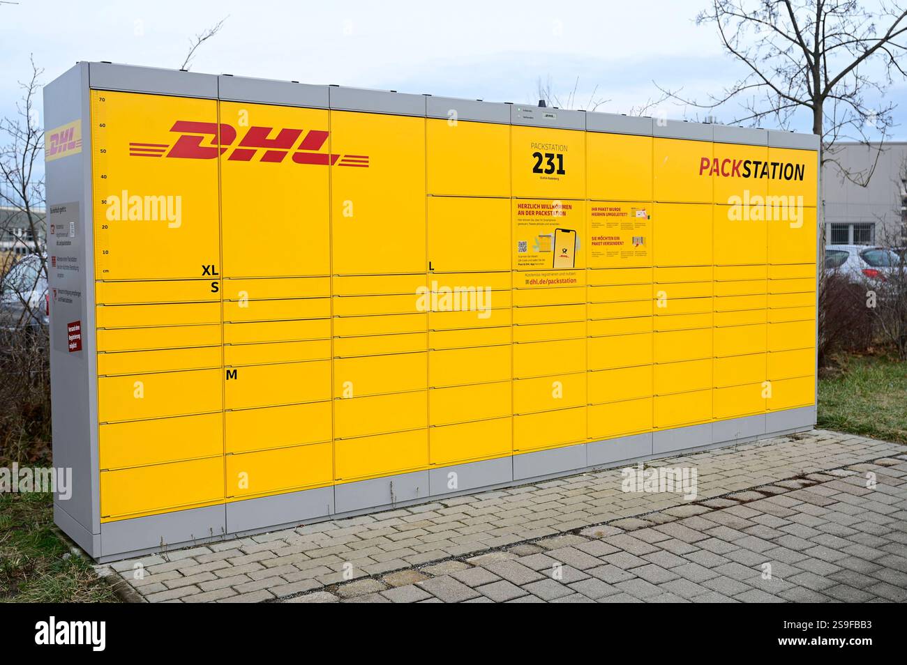 An ca. 15000 Standorte befinden sich DHL Packstationen. Mit der Packstation können Pakete unabhängig von Öffnungszeiten empfangen und verschickt werden. DHL hat angekündigt, die Anzahl seiner Abhol- und Abgabe-Stationen bis 2030 von derzeit 15,000 auf 30,000 zu verdoppeln. Symbolfoto, Themenfoto Radeberg, 25.01.2025 *** DHL Packstationen sind an rund 15.000 Standorten zu finden Packstationen können unabhängig von den Öffnungszeiten für den Empfang und Versand von Paketen genutzt werden DHL hat angekündigt, die Anzahl der Abhol- und Abgabestationen von derzeit 15.000 auf 30.000 bis 2030 Symbol Phot zu verdoppeln Stockfoto