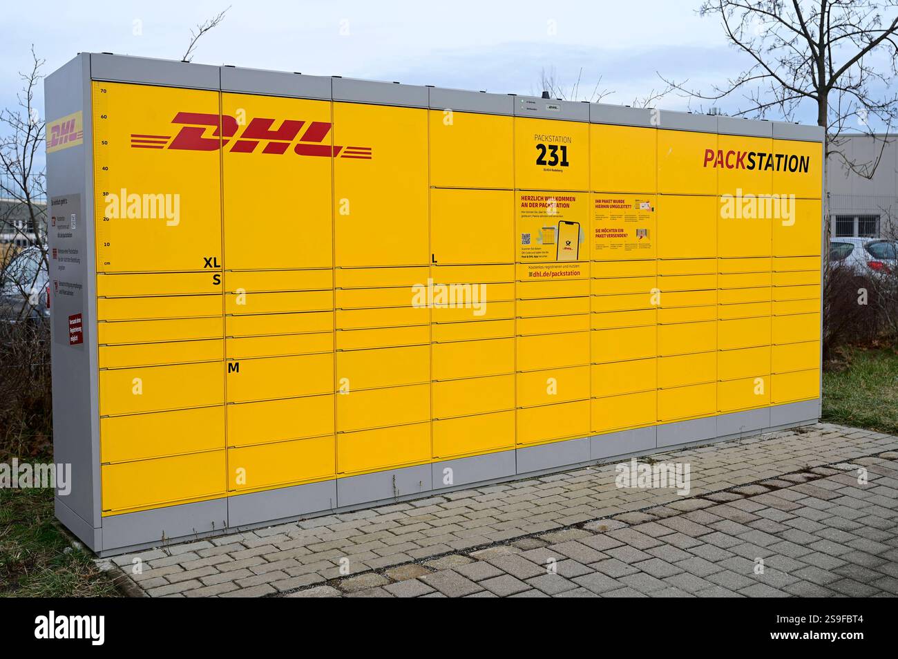 An ca. 15000 Standorte befinden sich DHL Packstationen. Mit der Packstation können Pakete unabhängig von Öffnungszeiten empfangen und verschickt werden. DHL hat angekündigt, die Anzahl seiner Abhol- und Abgabe-Stationen bis 2030 von derzeit 15,000 auf 30,000 zu verdoppeln. Symbolfoto, Themenfoto Radeberg, 25.01.2025 *** DHL Packstationen sind an rund 15.000 Standorten zu finden Packstationen können unabhängig von den Öffnungszeiten für den Empfang und Versand von Paketen genutzt werden DHL hat angekündigt, die Anzahl der Abhol- und Abgabestationen von derzeit 15.000 auf 30.000 bis 2030 Symbol Phot zu verdoppeln Stockfoto