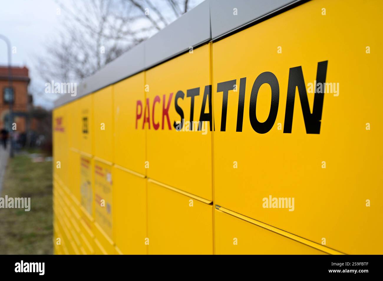 An ca. 15000 Standorte befinden sich DHL Packstationen. Mit der Packstation können Pakete unabhängig von Öffnungszeiten empfangen und verschickt werden. DHL hat angekündigt, die Anzahl seiner Abhol- und Abgabe-Stationen bis 2030 von derzeit 15,000 auf 30,000 zu verdoppeln. Symbolfoto, Themenfoto Radeberg, 25.01.2025 *** DHL Packstationen sind an rund 15.000 Standorten zu finden Packstationen können unabhängig von den Öffnungszeiten für den Empfang und Versand von Paketen genutzt werden DHL hat angekündigt, die Anzahl der Abhol- und Abgabestationen von derzeit 15.000 auf 30.000 bis 2030 Symbol Phot zu verdoppeln Stockfoto