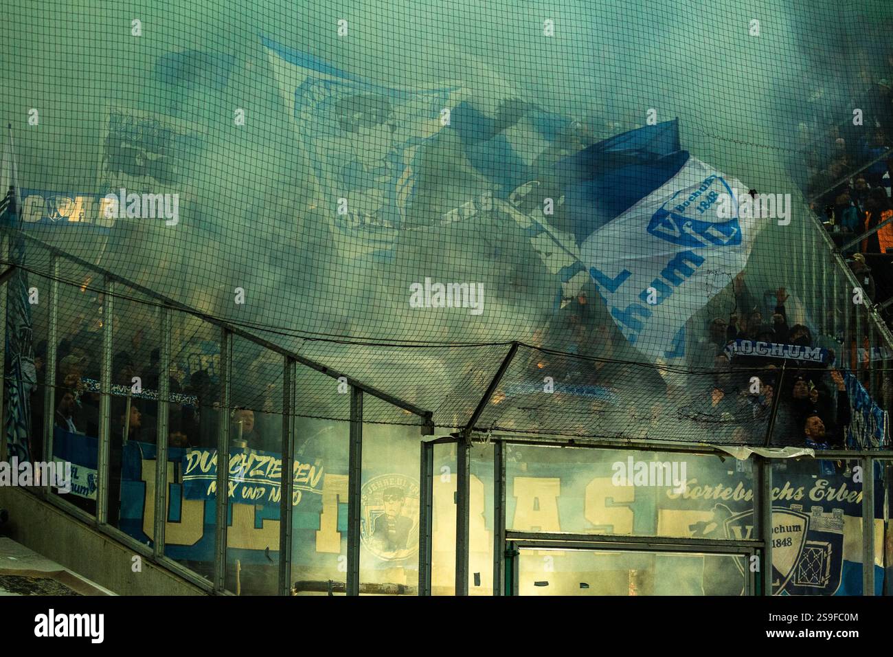 Sport, Fußball, Bundesliga, 2024/2025, 25.01.2025, Borussia Mönchengladbach vs. VfL Bochum 3-0, Stadion Borussia Park, Besucher und Fußballfans der VfL Bochum Feuerpyrotechnik, DFL-VORSCHRIFTEN VERBIETEN JEDE VERWENDUNG VON FOTOGRAFIEN ALS BILDSEQUENZEN UND/ODER QUASI-VIDEO Stockfoto