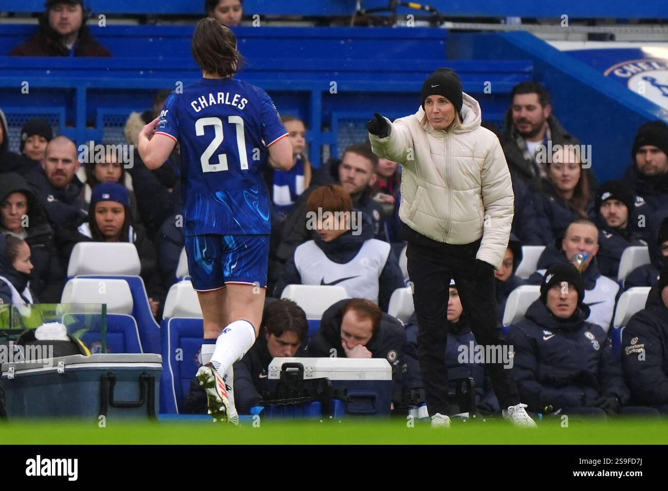 Chelsea-Managerin Sonia Bompastor (rechts) spricht mit Spieler Niamh Charles während des Spiels der Barclays Women's Super League in Stamford Bridge, London. Bilddatum: Sonntag, 26. Januar 2025. Stockfoto Chelsea-Managerin Sonia Bompastor (rechts) spricht mit Spieler Niamh Charles während des Spiels der Barclays Women's Super League in Stamford Bridge, London. Bilddatum: Sonntag, 26. Januar 2025. Stockfoto