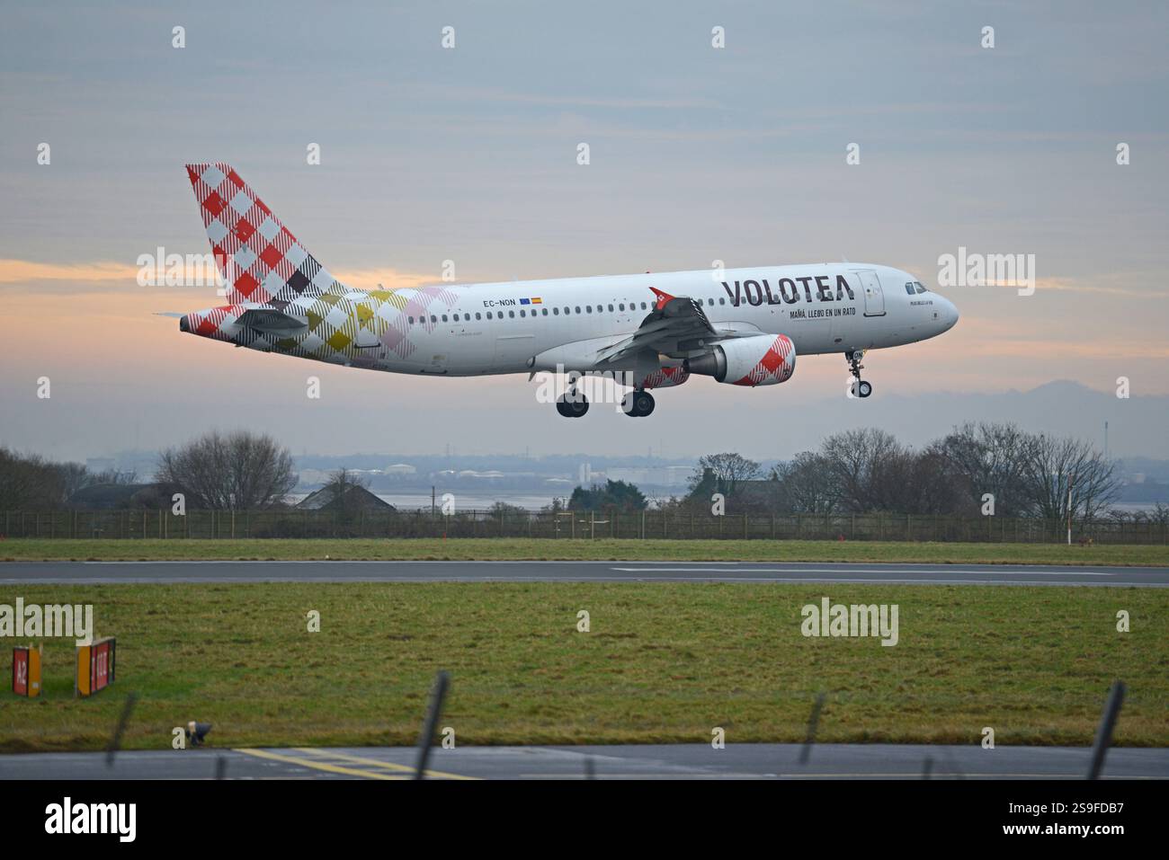 VOLOTEA Airlines Airbus A320, EC-NON, Ankunft am Flughafen Liverpool John Lennon von Lille, Frankreich Stockfoto