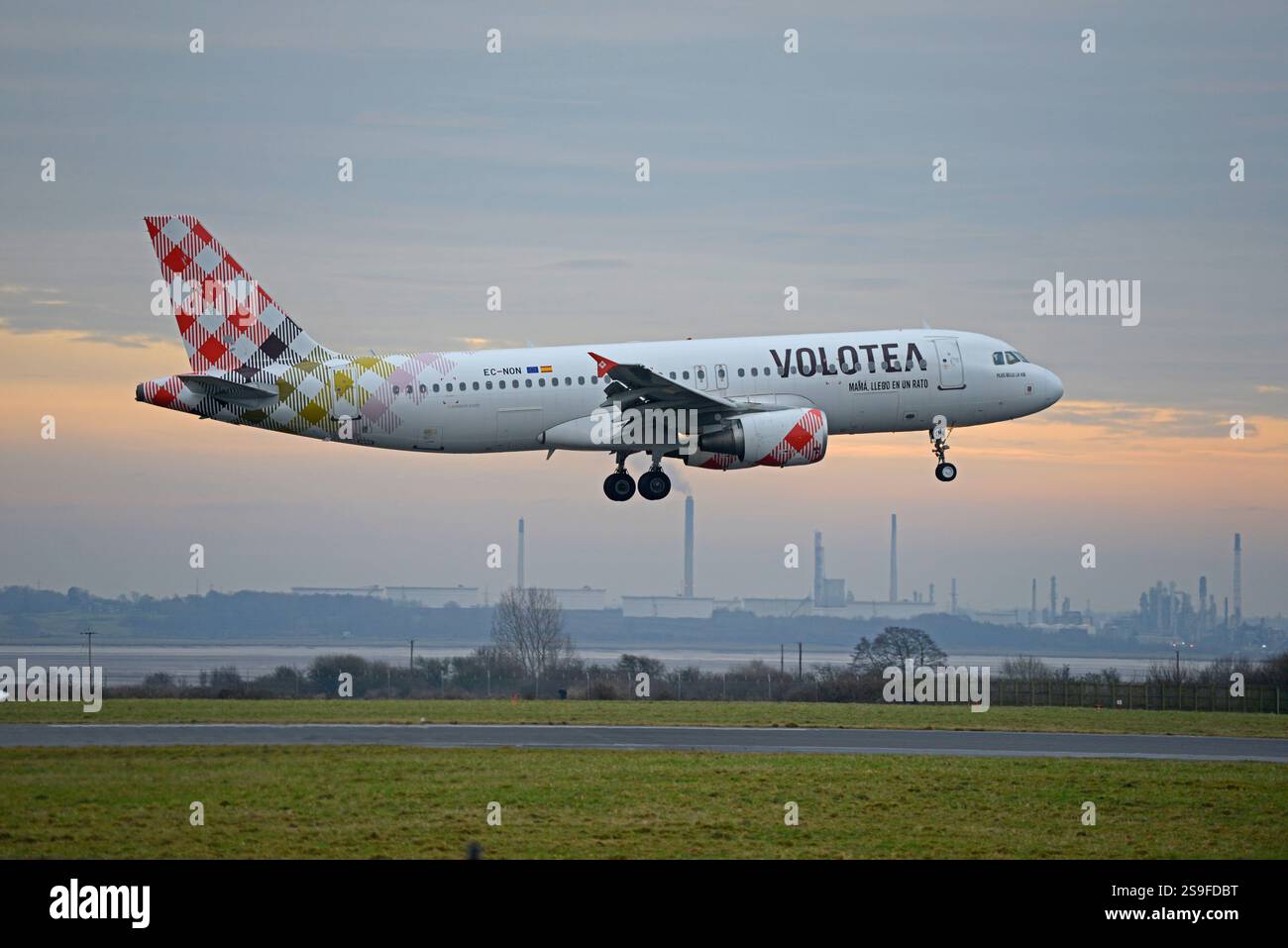 VOLOTEA Airlines Airbus A320, EC-NON, Ankunft am Flughafen Liverpool John Lennon von Lille, Frankreich Stockfoto