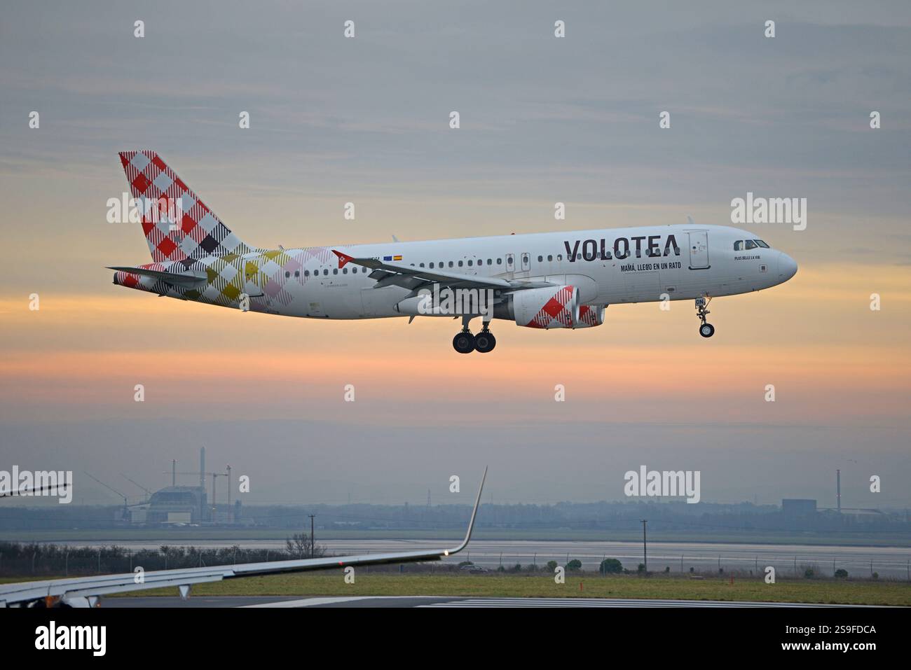 VOLOTEA Airlines Airbus A320, EC-NON, Ankunft am Flughafen Liverpool John Lennon von Lille, Frankreich Stockfoto