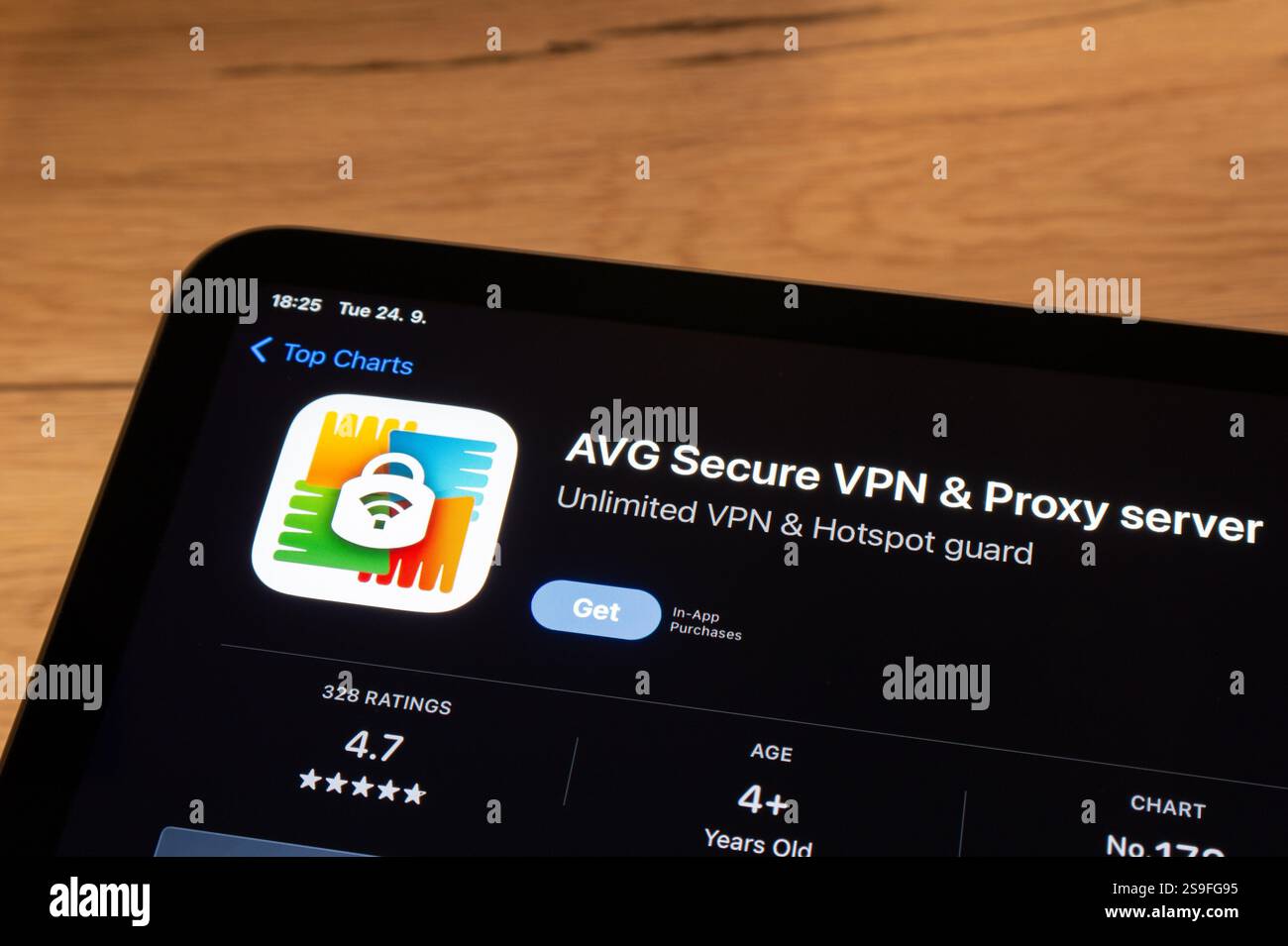 OSTRAVA, TSCHECHIEN – 24. SEPTEMBER 2024: App Store mit AVG Secure VPN und Proxy Security Mobile App wird installiert Stockfoto