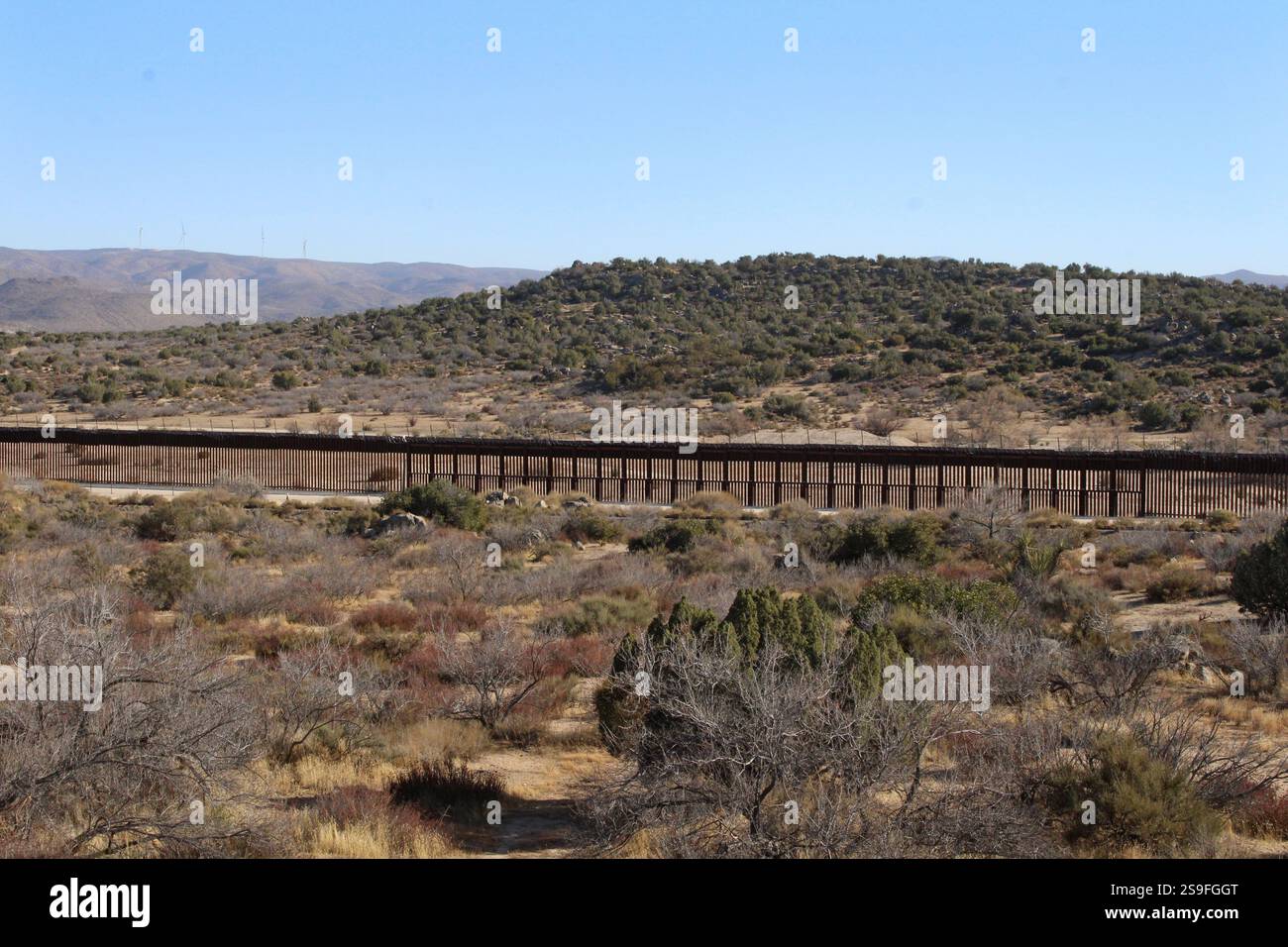 24. Januar 2025 Grenze zwischen den USA und Mexiko Grenzzaun auf US-Seite bei der Grenzstadt Jacumba, auf halbem Weg zwischen San Diego und Calexico (Foto: Teun Voeten/SIPA USA) Stockfoto