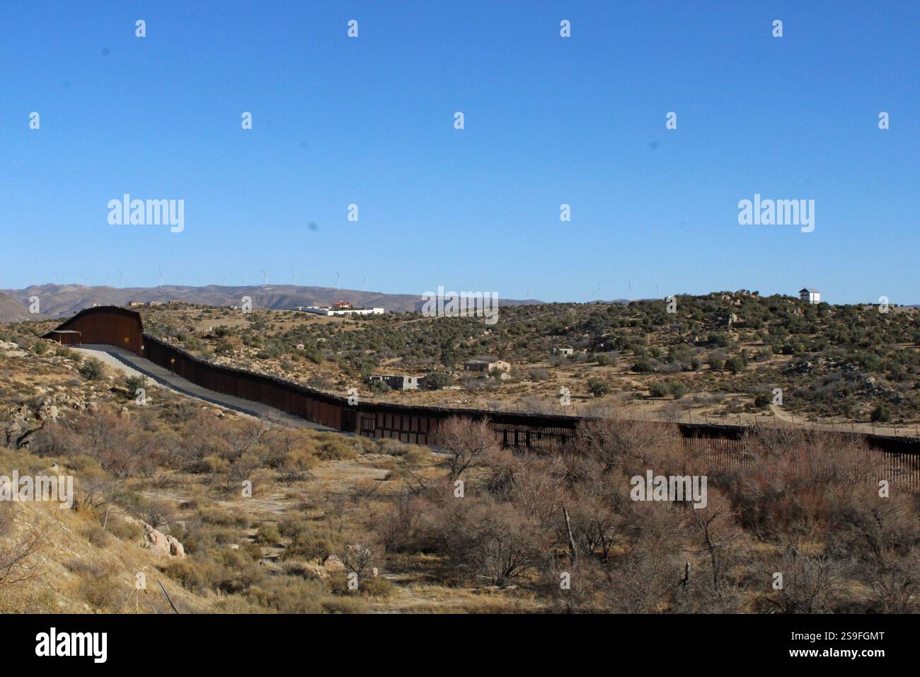 24. Januar 2025 Grenze zwischen den USA und Mexiko Grenzzaun auf US-Seite bei der Grenzstadt Jacumba, auf halbem Weg zwischen San Diego und Calexico (Foto: Teun Voeten/SIPA USA) Stockfoto