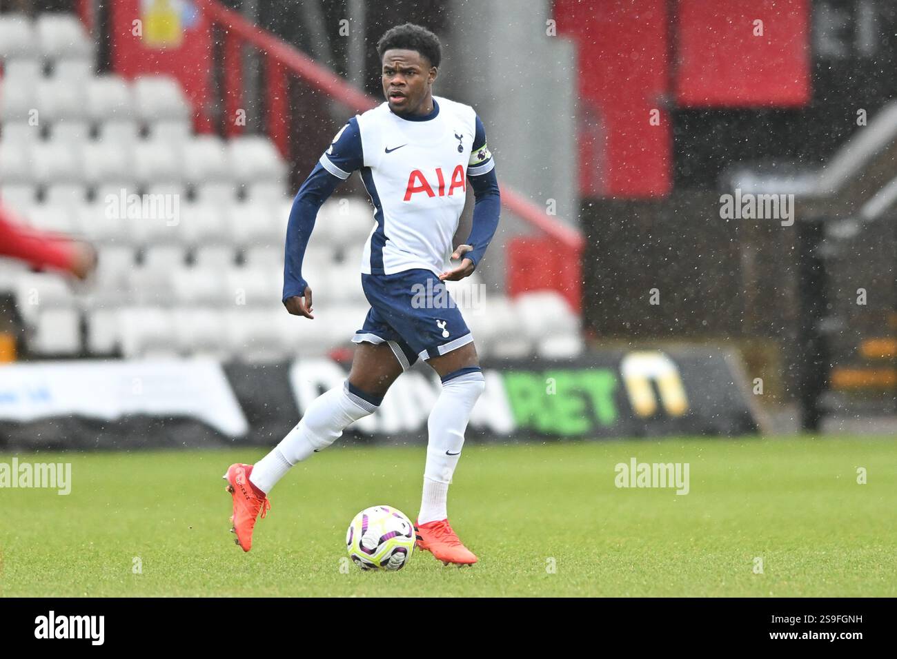 Dante Cassanova (4 Tottenham) kontrolliert den Ball während des Spiels der Premier League 2 zwischen Tottenham Hotspur und Liverpool im Lamex Stadium, Stevenage am Sonntag, den 26. Januar 2025. (Foto: Kevin Hodgson | MI News) Credit: MI News & Sport /Alamy Live News Stockfoto