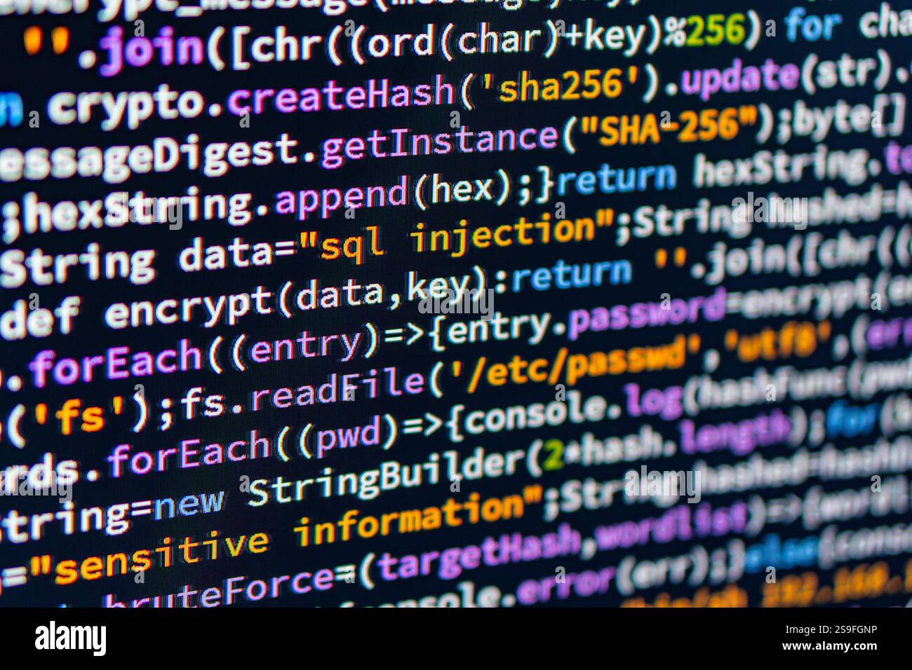 SQL-Injection. Nahaufnahme der Hände, die auf einer Computertastatur mit farbenfroher GUI-Überlagerung tippen, was auf eine Arbeitsumgebung im Zusammenhang mit Programmierung oder Comp hindeutet Stockfoto
