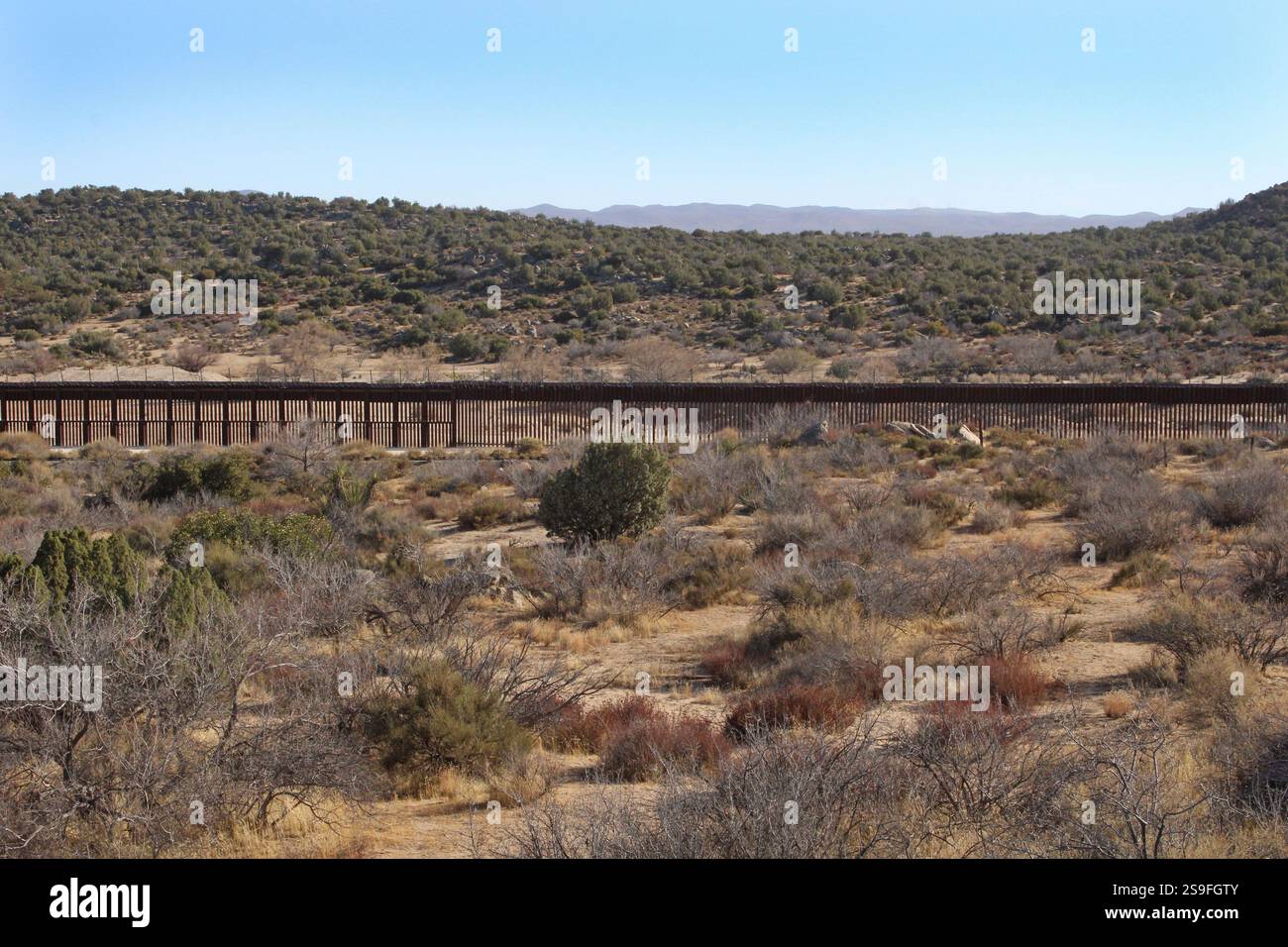 24. Januar 2025 Grenze zwischen den USA und Mexiko Grenzzaun auf US-Seite bei der Grenzstadt Jacumba, auf halbem Weg zwischen San Diego und Calexico (Foto: Teun Voeten/SIPA USA) Stockfoto