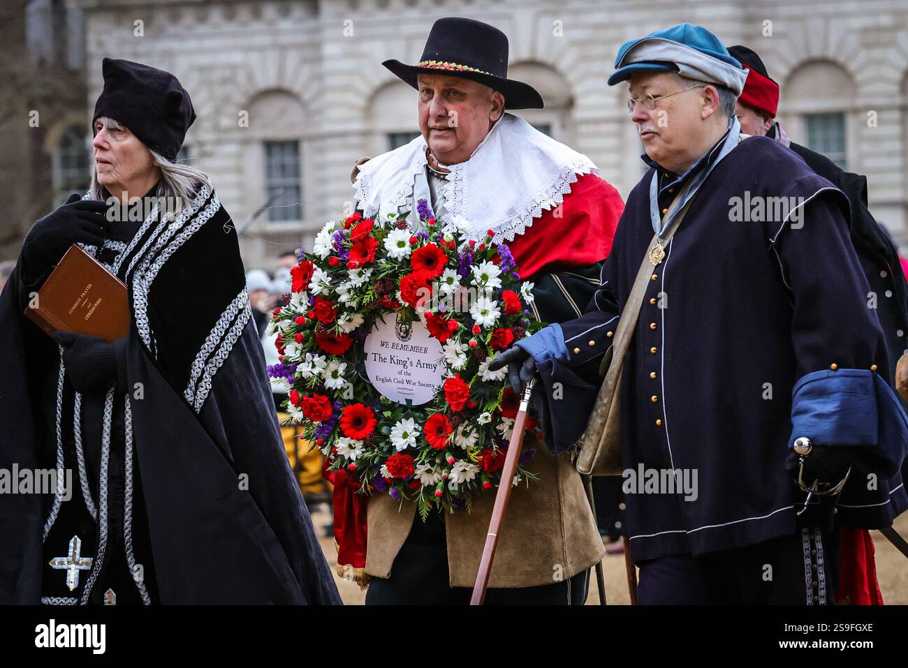 London, UK, 26. Januar 2025. Die Teilnehmer tragen einen Kranz, der an die historischen Ereignisse erinnert. Der marsch erreicht Horseguards Parade für den zeremoniellen Teil, bei dem alle Reenactoren ihre individuellen Rollen in historischen Outfits spielen. Der jährlich von der English Civil war Society organisierte marsch zum Gedenken an Karl I. zieht langsam mit Reakteuren auf Pferd und Fuß auf dem Weg von der Mall zur Horse Guards Parade, Whitehall und zurück. Stockfoto