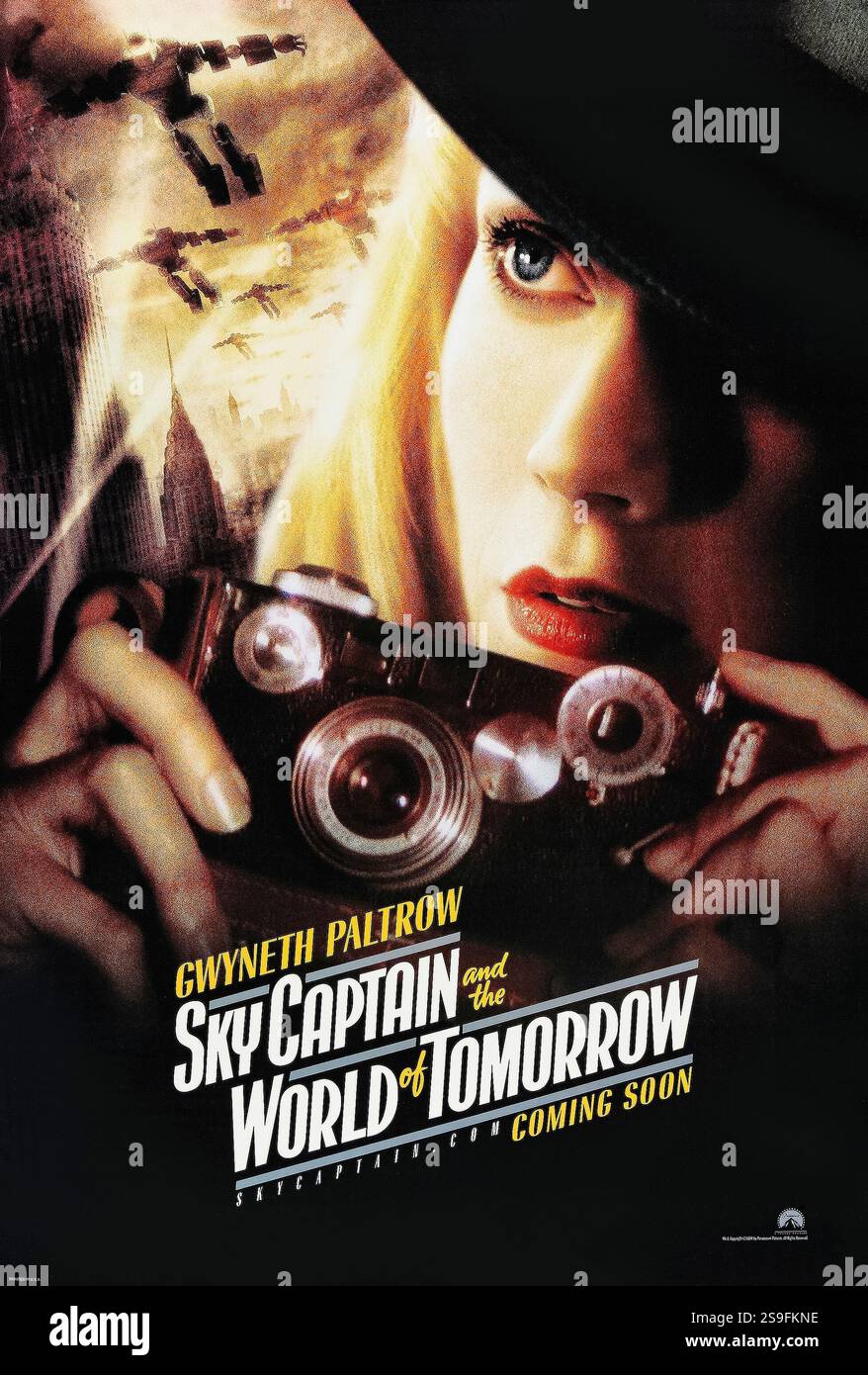 Sky Captain and the World of Tomorrow (2004) von Kerry Conran mit Gwyneth Paltrow als Polly Perkins. In einem zweiten Jahr 1939 untersuchen ein Reporter und ein Ass-Pilot geheimnisvolle Roboterangriffe und die Verschwörung eines verrückten Wissenschaftlers. Foto eines Originalposters mit US-Schriftzeichen aus dem Jahr 2004, das NUR FÜR REDAKTIONELLE ZWECKE VERWENDET WIRD. Quelle: BFA / Paramount Pictures Stockfoto