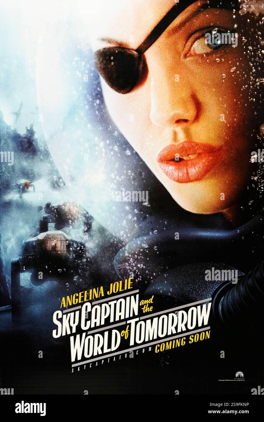 Sky Captain and the World of Tomorrow (2004) von Kerry Conran mit Angelina Jolie als Commander Francesca „Franky“ Cook. In einem zweiten Jahr 1939 untersuchen ein Reporter und ein Ass-Pilot geheimnisvolle Roboterangriffe und die Verschwörung eines verrückten Wissenschaftlers. Foto eines Originalposters mit US-Schriftzeichen aus dem Jahr 2004, das NUR FÜR REDAKTIONELLE ZWECKE VERWENDET WIRD. Quelle: BFA / Paramount Pictures Stockfoto