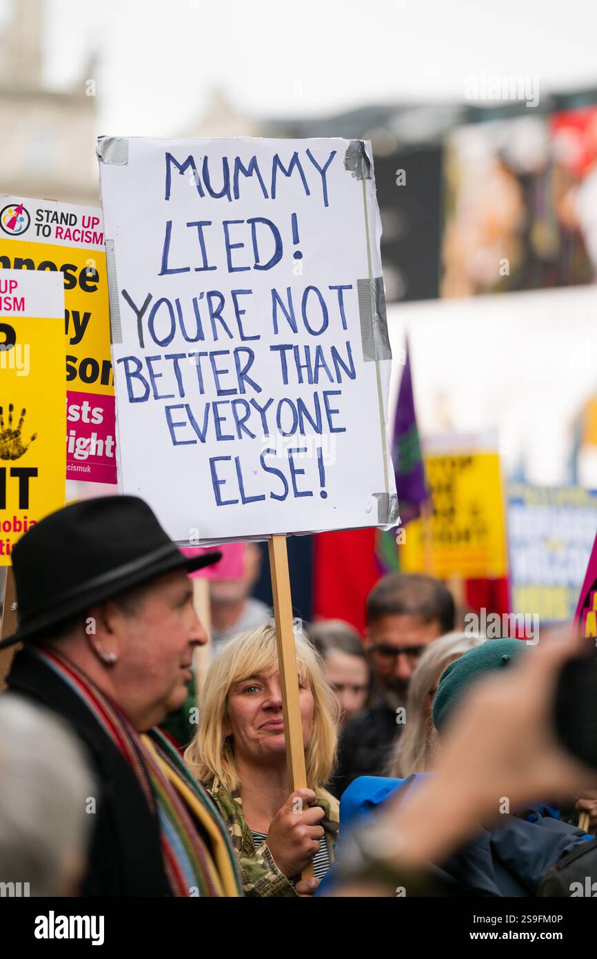 Demonstranten, die an der Gegenproteste gegen tommy Robinson und einem Protest teilnahmen, den er am 26. Oktober 2024 in Central London organisierte. Stockfoto