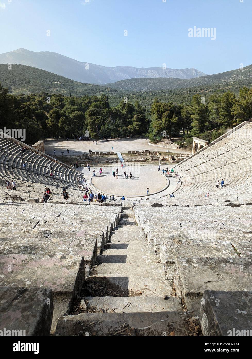 Das atemberaubende antike Theater von Epidaurus, wo Geschichte und Akustik vereint sind, vor einer atemberaubenden Kulisse aus Natur und zeitloser Kunst. Stockfoto