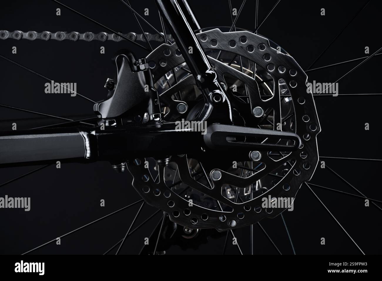 Gravel Bike technische Anatomie, Hinterradtechnik. Hochauflösende Nahaufnahme des Hinterrads mit schwarzem Schotter und fortschrittlichem Aussetzer-Technolog Stockfoto