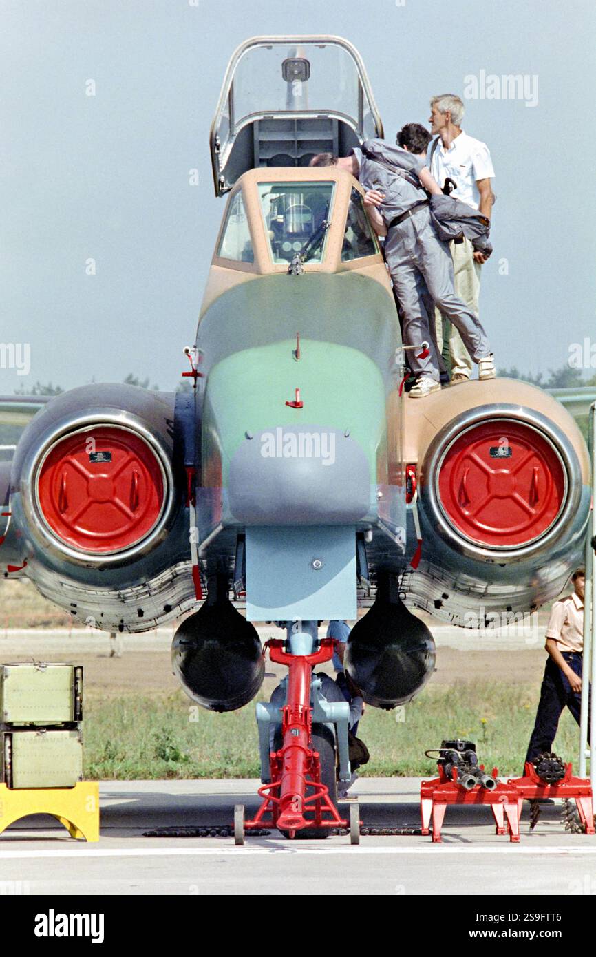 Besucher besichtigen ein einsitziges, zweimotoriges Nahunterstützungsflugzeug der sowjetischen Luftwaffe Sukhoi Su-25 Grach, das während der Moskauer Internationalen Flugschau im Flugzentrum Schukowski am 11. August 1992 in Schukowski, Oblast Moskau, Russland, statisch gezeigt wird. Stockfoto