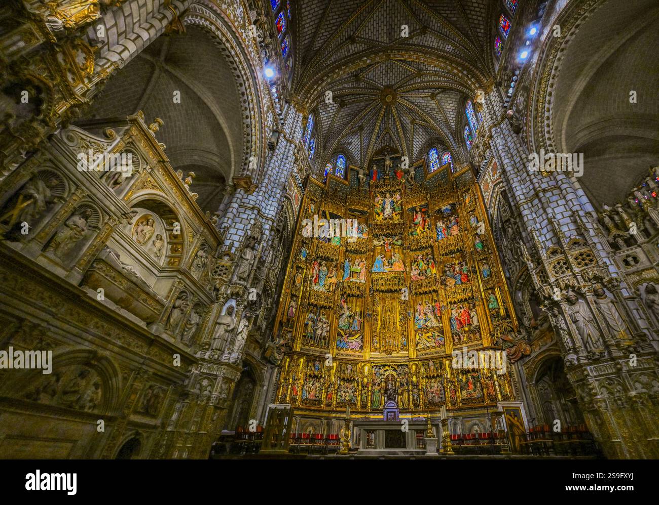 Der Hochalter im Inneren der Kathedrale von Toledo. Die Primatenkathedrale Santa Maria von Toledo ist eine römisch-katholische Kirche in Toledo, Spanien. Stockfoto