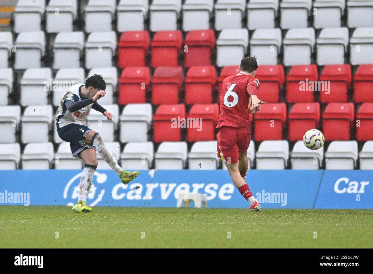 Oliver Irow (9 Tottenham) schießt und erzielt Tottenhams zweites Tor während des Spiels der Premier League 2 zwischen Tottenham Hotspur und Liverpool im Lamex Stadium, Stevenage am Sonntag, den 26. Januar 2025. (Foto: Kevin Hodgson | MI News) Stockfoto