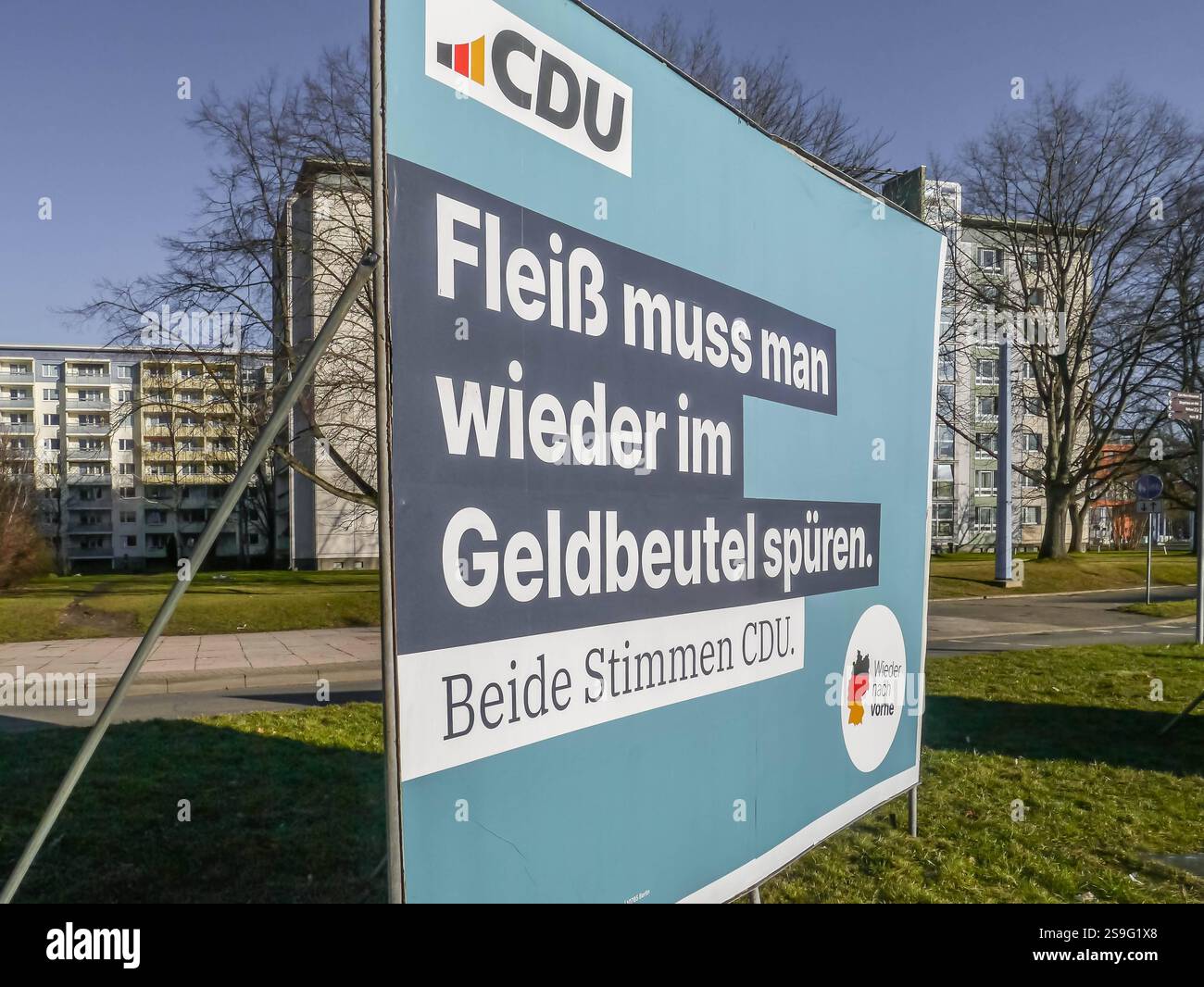 Deutschland 2025: Wahlplakate für die Bundestagswahl 2025 im Bild: CDU Wahlplakatwand mit DDR Neubauten in Chemnitz im Hintergrund und Fleiß muss man wieder im Geldbeutel spüren / spueren. *** Deutschland 2025 Wahlplakate zur Bundestagswahl 2025 im Bild CDU-Wahlplakat mit DDR-Neubauten in Chemnitz im Hintergrund und Sorgfalt muss wieder in der Brieftasche zu spüren sein Copyright: XFotostandx/xNachtigallx Stockfoto