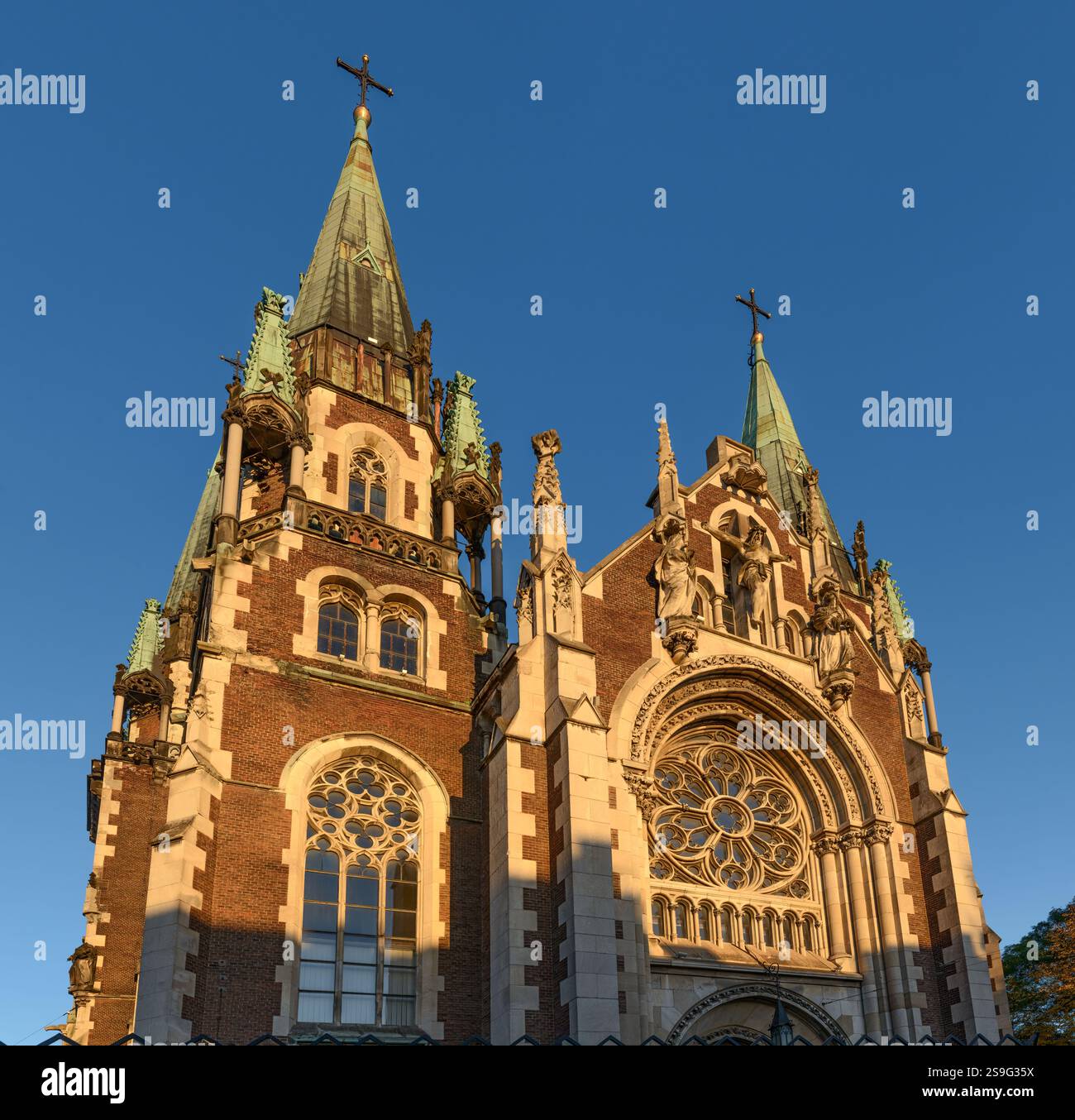 Oberer Teil der Südwestfassade der Kirche St. Olga und Elisabeth, ehemals St. Elisabeth, in Lemberg, Westukraine. Stockfoto