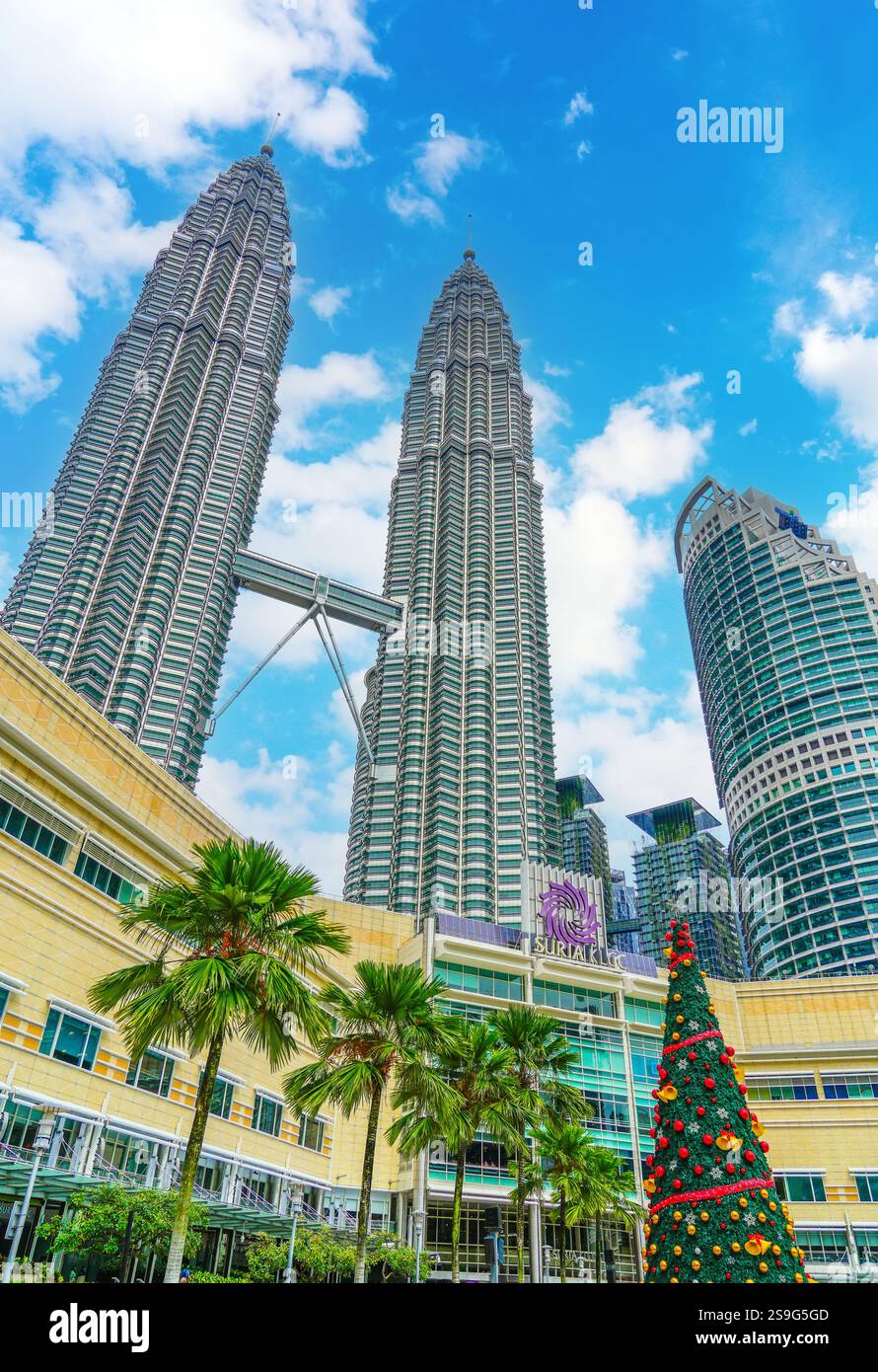 Kuala Lumpur City Straßen dekoriert Weihnachtsbaum Hintergrund Petronas Towers Taman Park Platz Neujahr. Malaysia, 01. Dezember 2024. Stockfoto