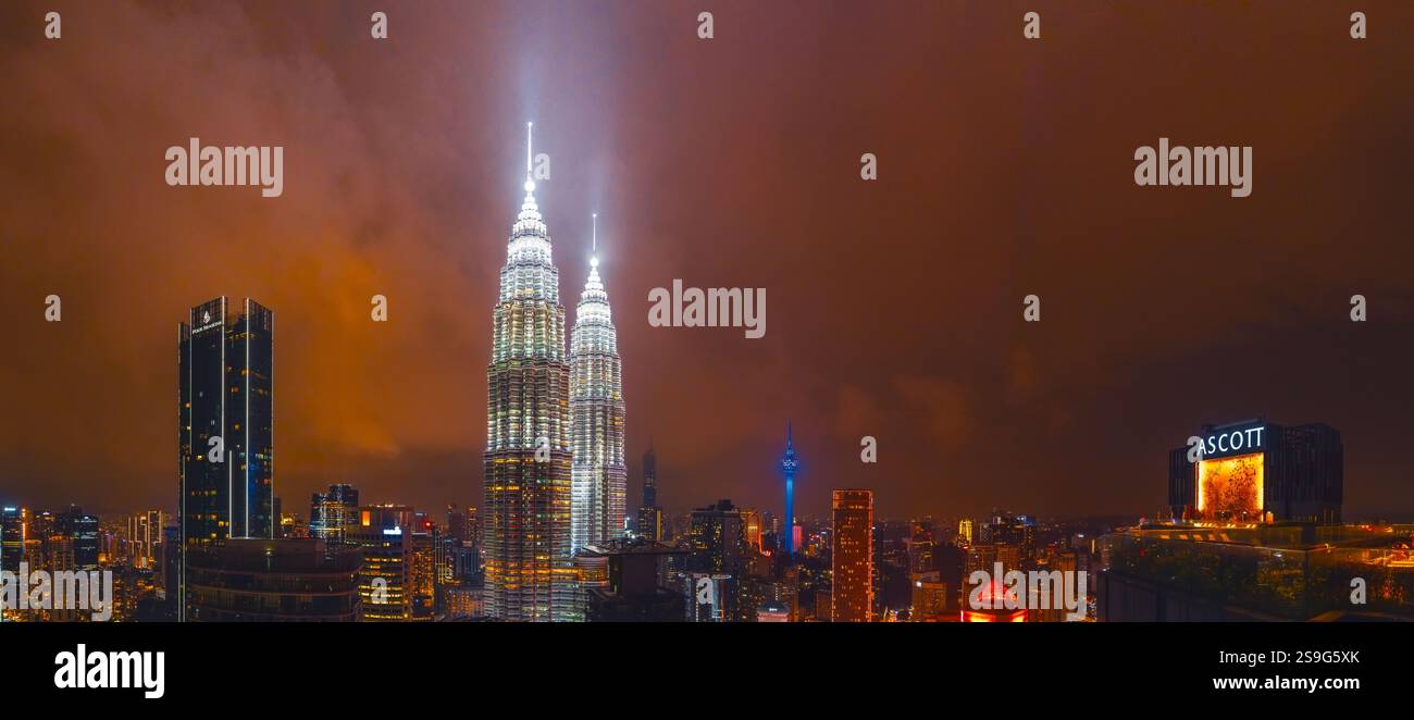 Luftpanorama Weitsicht Petronas Twin Towers, aufgenommen bei Nacht in der Hauptstadt Malaysias, Kuala Lumpur. Dezember 2024. Stockfoto