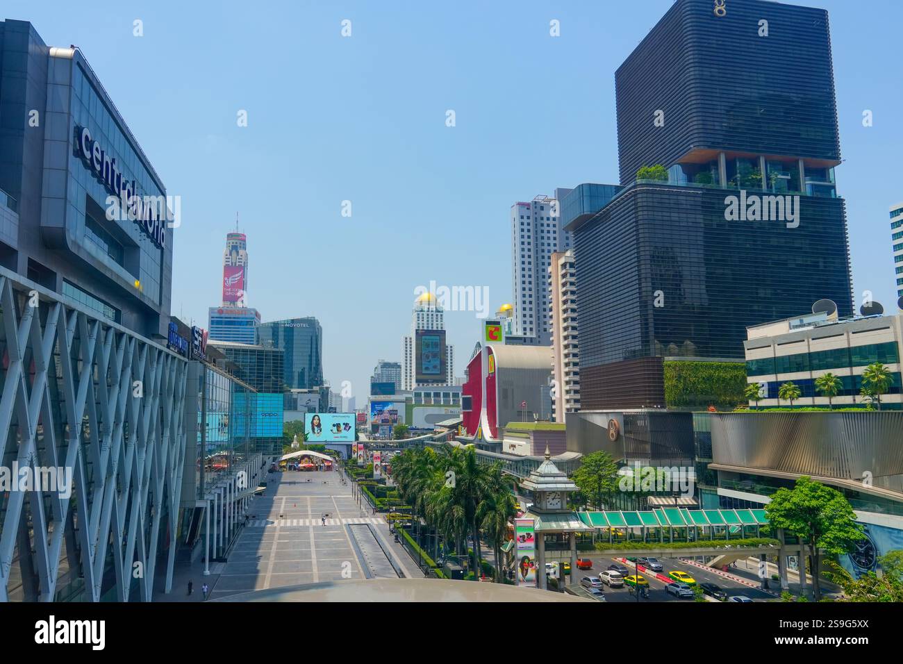 CentralWorld Platz Palladium World der größte berühmte Platz in der Mitte des Geschäftsviertels Ratchadamri Road. Thailand, Bangkok, 23. April 2024. Stockfoto