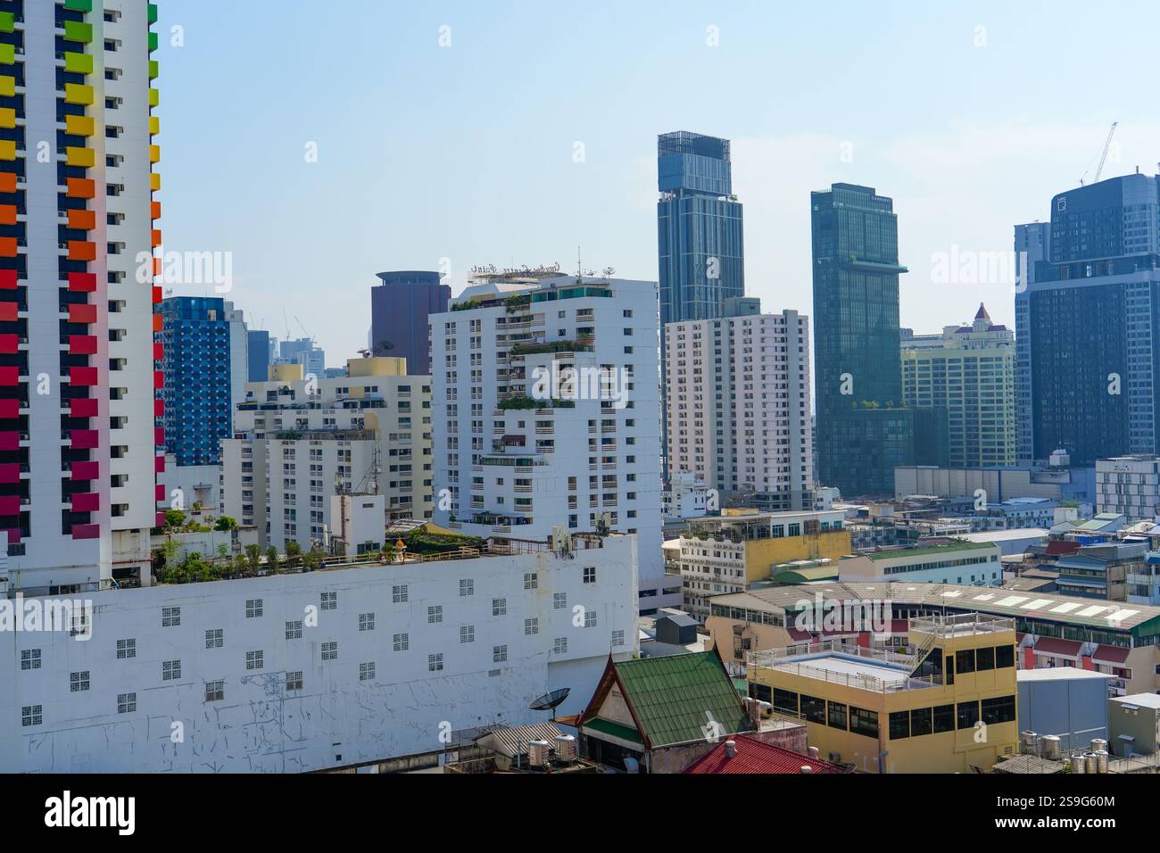 Blick auf den zentralen Teil der Innenstadt von Bangkok mit einem Hochhaus mit Wohn- und Geschäftszentrum. Thailand. 23. April 2024. Stockfoto