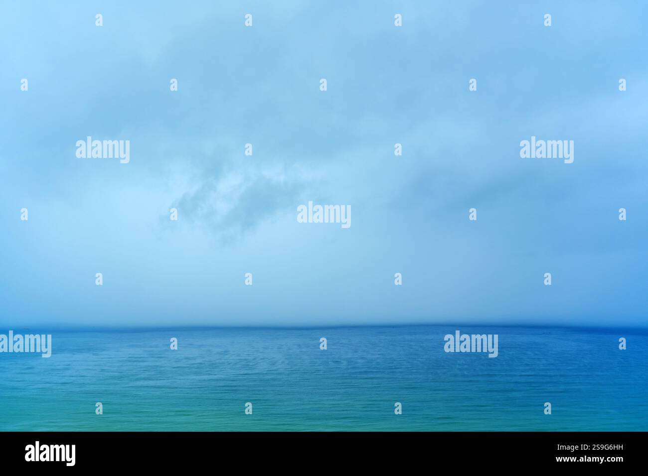 Regenguss Regen Meeresmauer fällt ins Meer. Stockfoto
