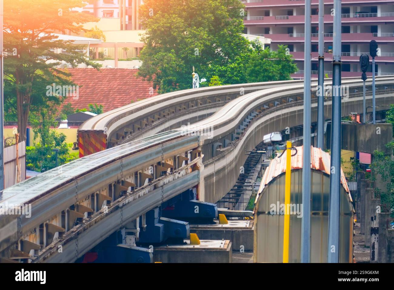 Schaltwechsel Übergang Bewegungsrichtung Spurbeschriftung - Gefahr Hochspannung. Moderner Nahverkehr. Bahntransport. Fahrerloses Straddle Mono Stockfoto