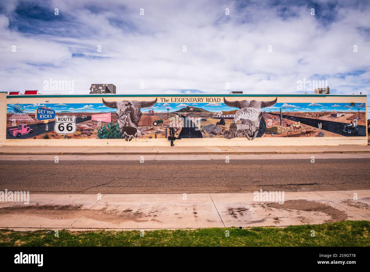 Tucumcari, NM USA - 2. Mai 2018: Das legendäre Straßenbild zeigt lokale Sehenswürdigkeiten entlang der Historic Route 66 New Mexico. Stockfoto