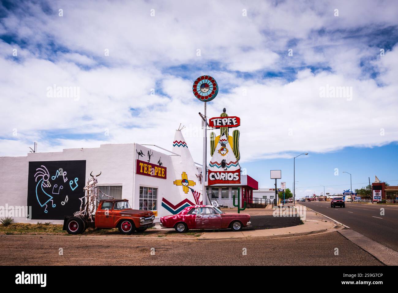 Tucumcari, NM, USA - 2. Mai 2018: Tipi Curios ist ein Souvenirladen in einem historischen Gebäude, in dem Erinnerungsstücke der Route 66 verkauft werden. Stockfoto