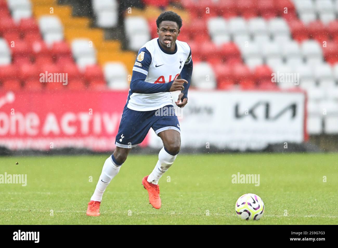 Dante Cassanova (4 Tottenham) kontrolliert den Ball während des Spiels der Premier League 2 zwischen Tottenham Hotspur und Liverpool im Lamex Stadium, Stevenage am Sonntag, den 26. Januar 2025. (Foto: Kevin Hodgson | MI News) Stockfoto