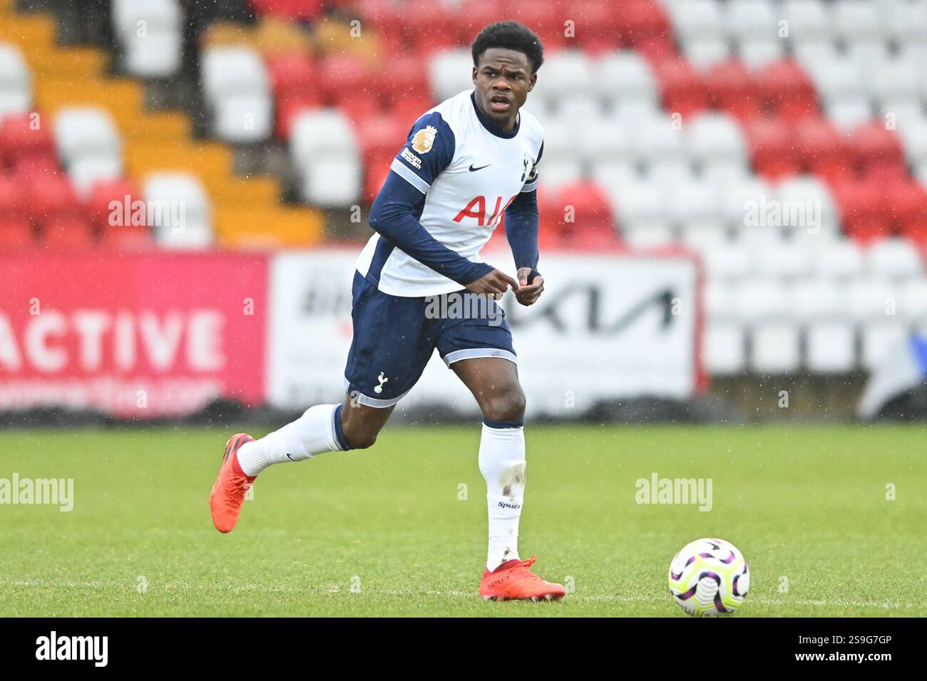 Dante Cassanova (4 Tottenham) tritt am Sonntag, den 26. Januar 2025, im Lamex Stadium in Stevenage beim Spiel der Premier League 2 zwischen Tottenham Hotspur und Liverpool an. (Foto: Kevin Hodgson | MI News) Stockfoto